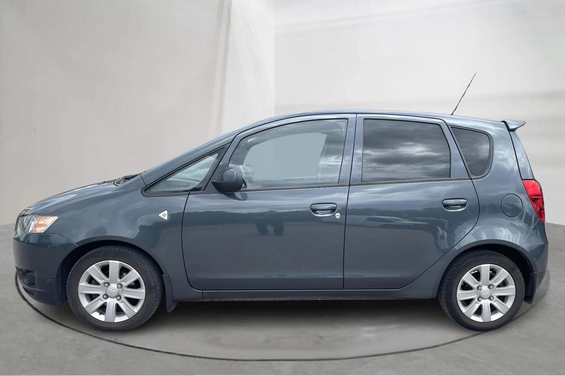 Presentationsfoto 2 av 15: Mitsubishi Colt 1.3 5dr (95hk) - 12 868 mil - Manuell - grå - 2011