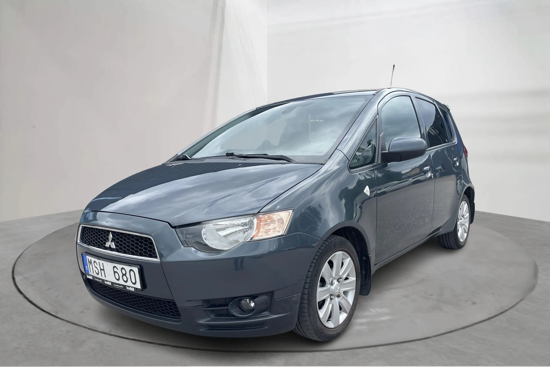 Presentationsfoto 1 av 15: Mitsubishi Colt 1.3 5dr (95hk) - 12 868 mil - Manuell - grå - 2011