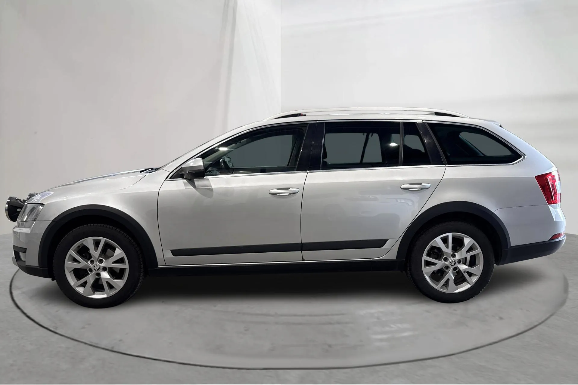 Presentation photo 2 of 14: Skoda Octavia Scout II 2.0 TDI 4X4 (150hk) - 158 130 km - Manual - silver - 2015