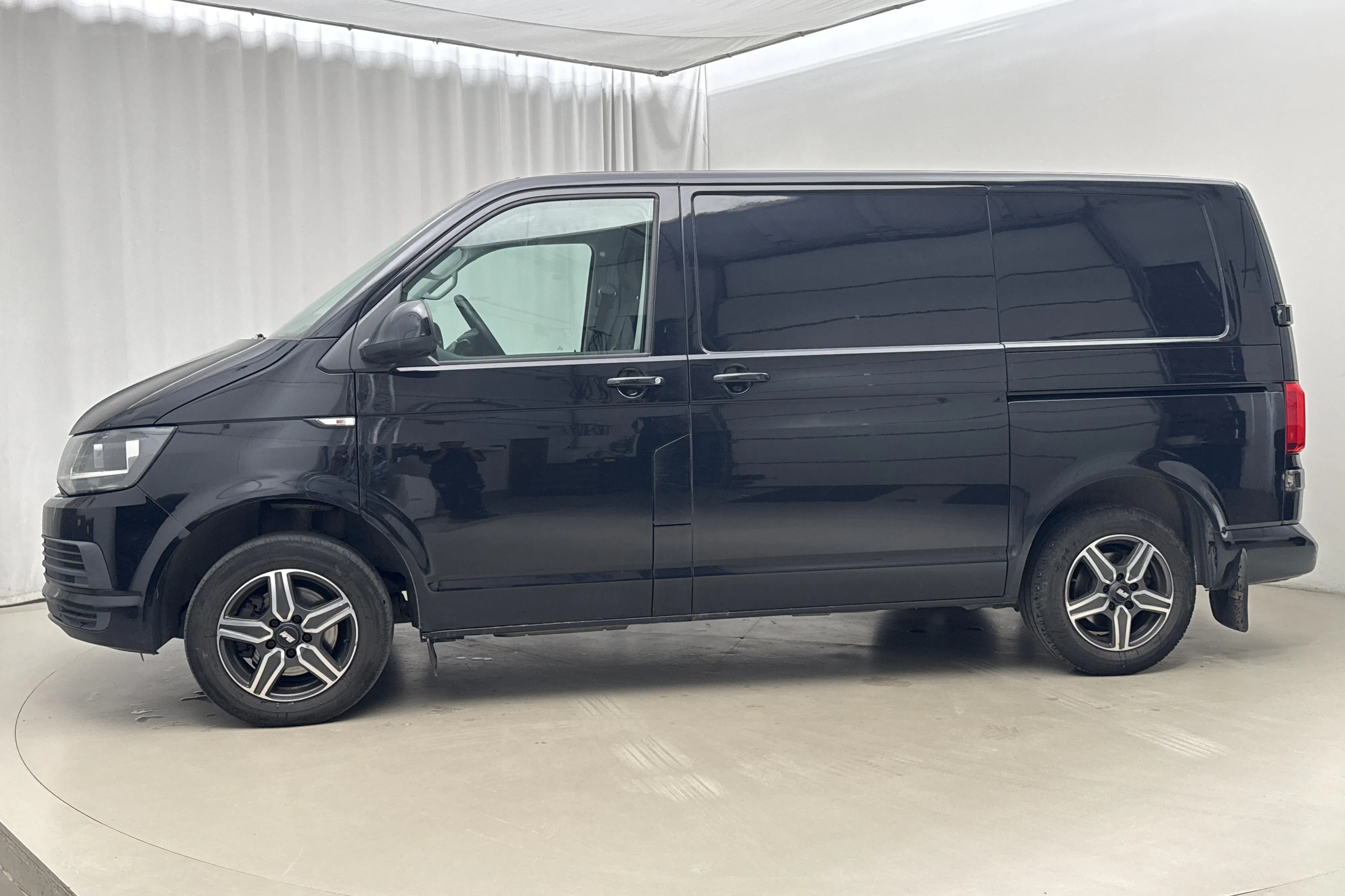 Presentation photo 2 of 14: VW Transporter T6 2.0 TDI BMT Skåp 4MOTION (150hk) - 30 464 Scandinavian mile - Automatic - black - 2016