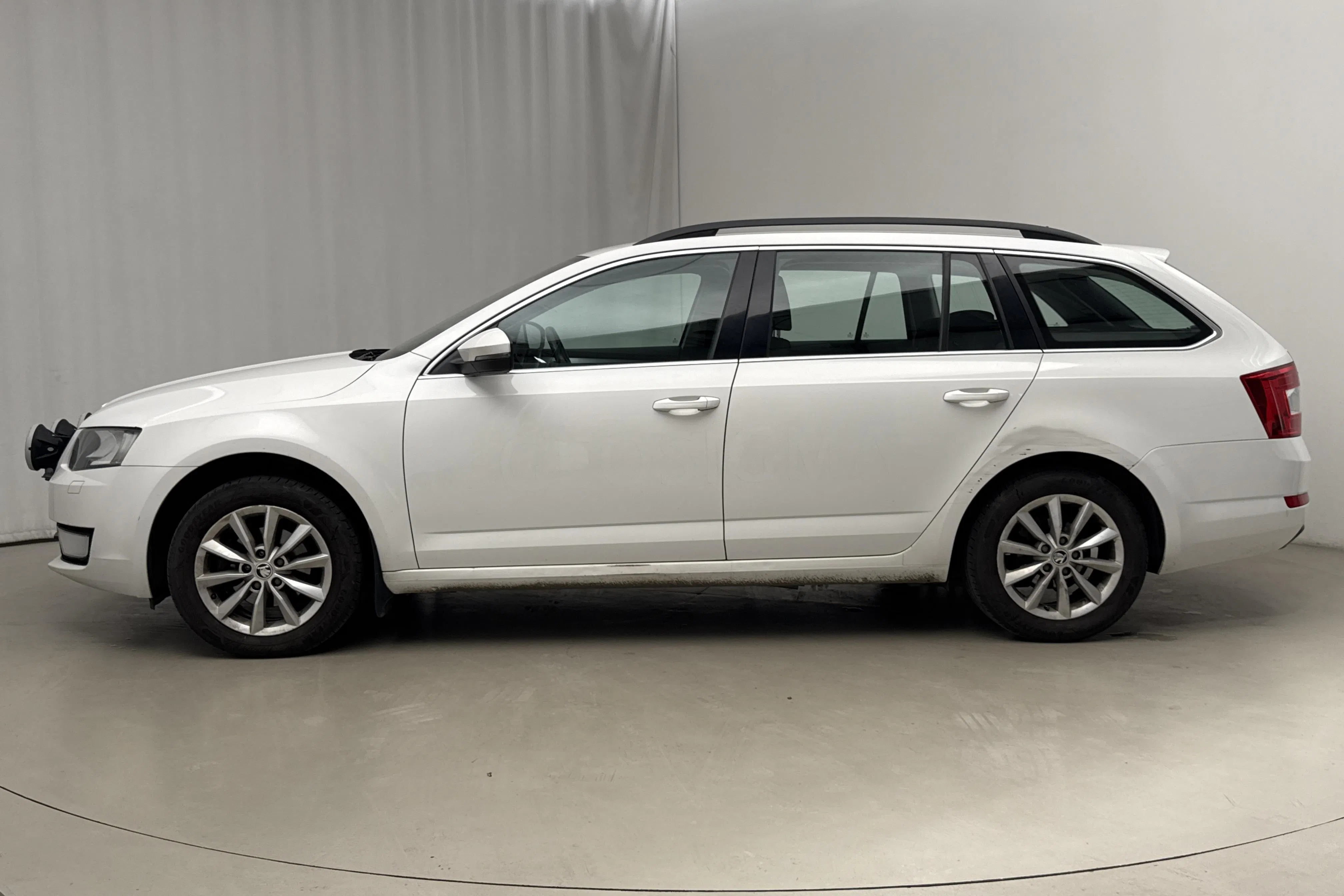 Presentation photo 2 of 15: Skoda Octavia III 1.6 TDI CR Combi (105hk) - 197 910 km - Manual - white - 2015