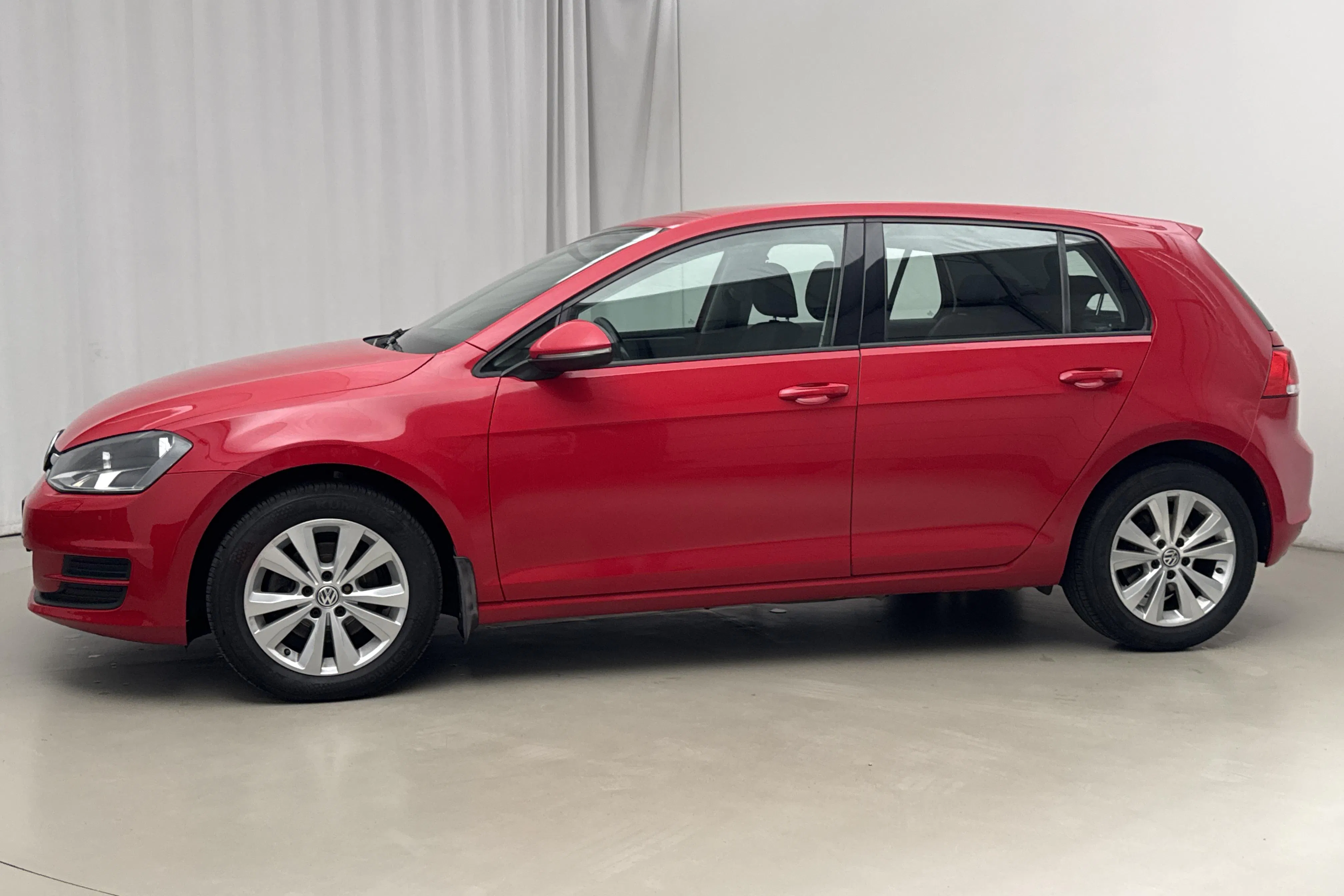 Presentation photo 2 of 13: VW Golf VII 1.6 TDI BlueMotion Technology 5dr (105hk) - 14 522 Scandinavian mile - Manual - red - 2013