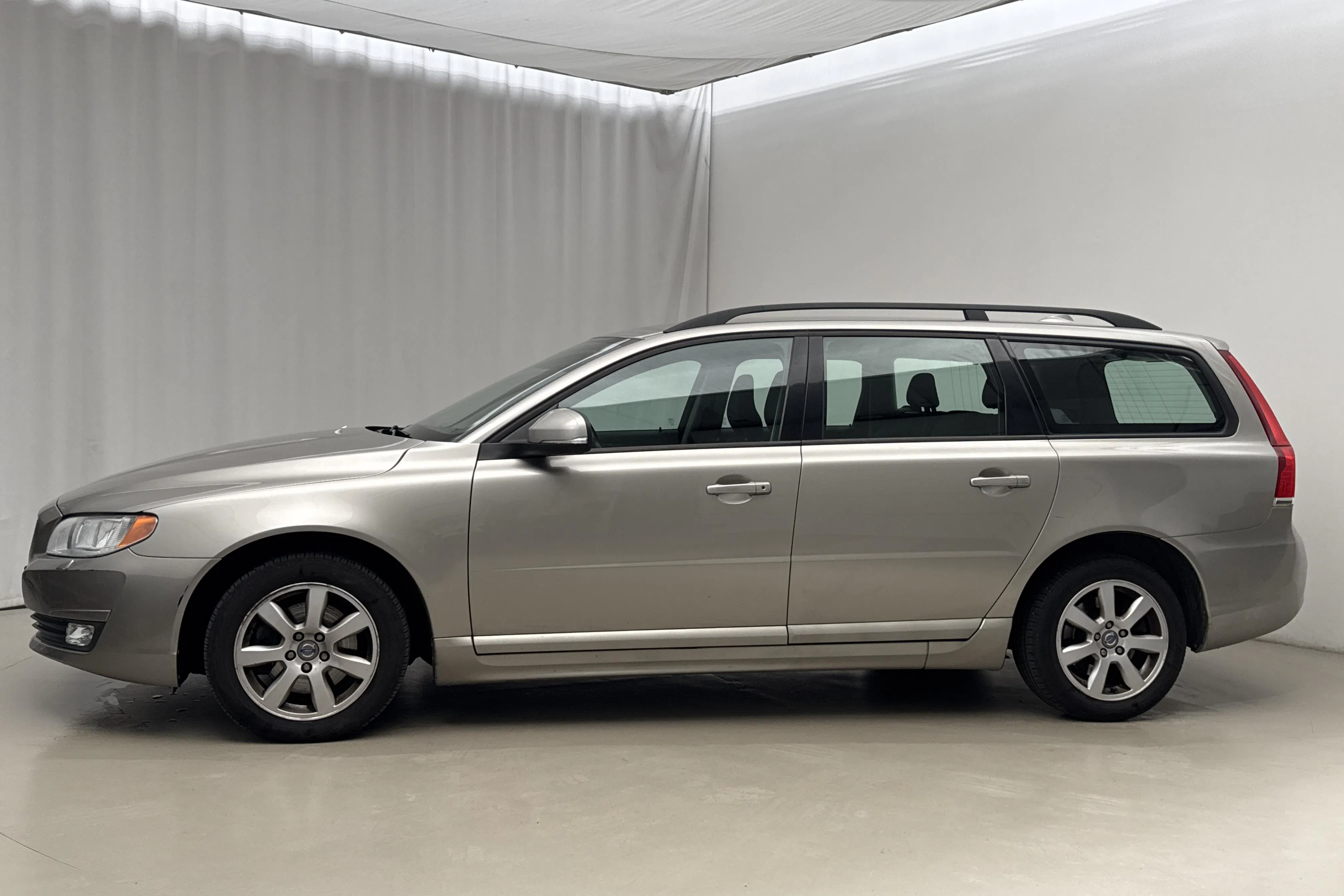 Presentationsfoto 2 av 16: Volvo V70 II T4 (180hk) - 13 664 mil - Automat - Ljusbrun - 2014