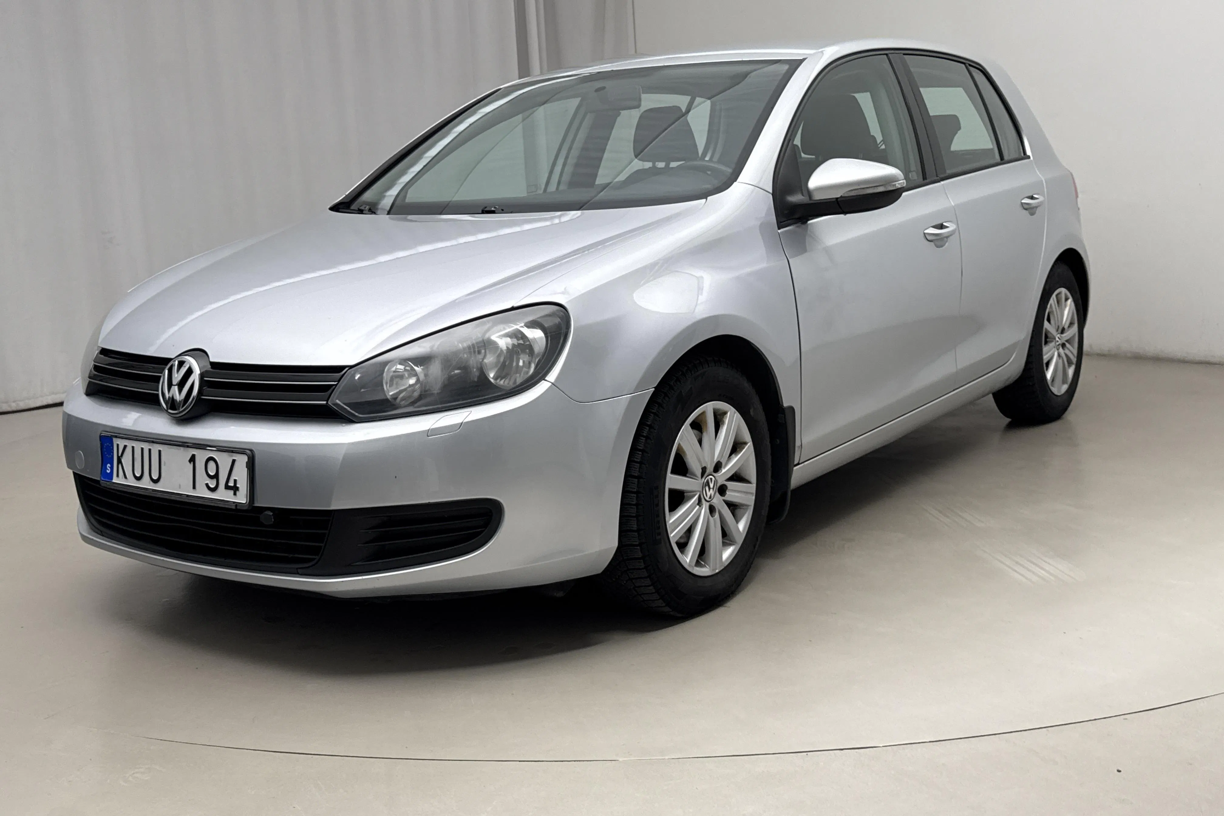 Presentationsfoto 1 av 12: VW Golf VI 1.6 TDI BlueMotion Technology 5dr (105hk) - 23 303 mil - Manuell - silver - 2011