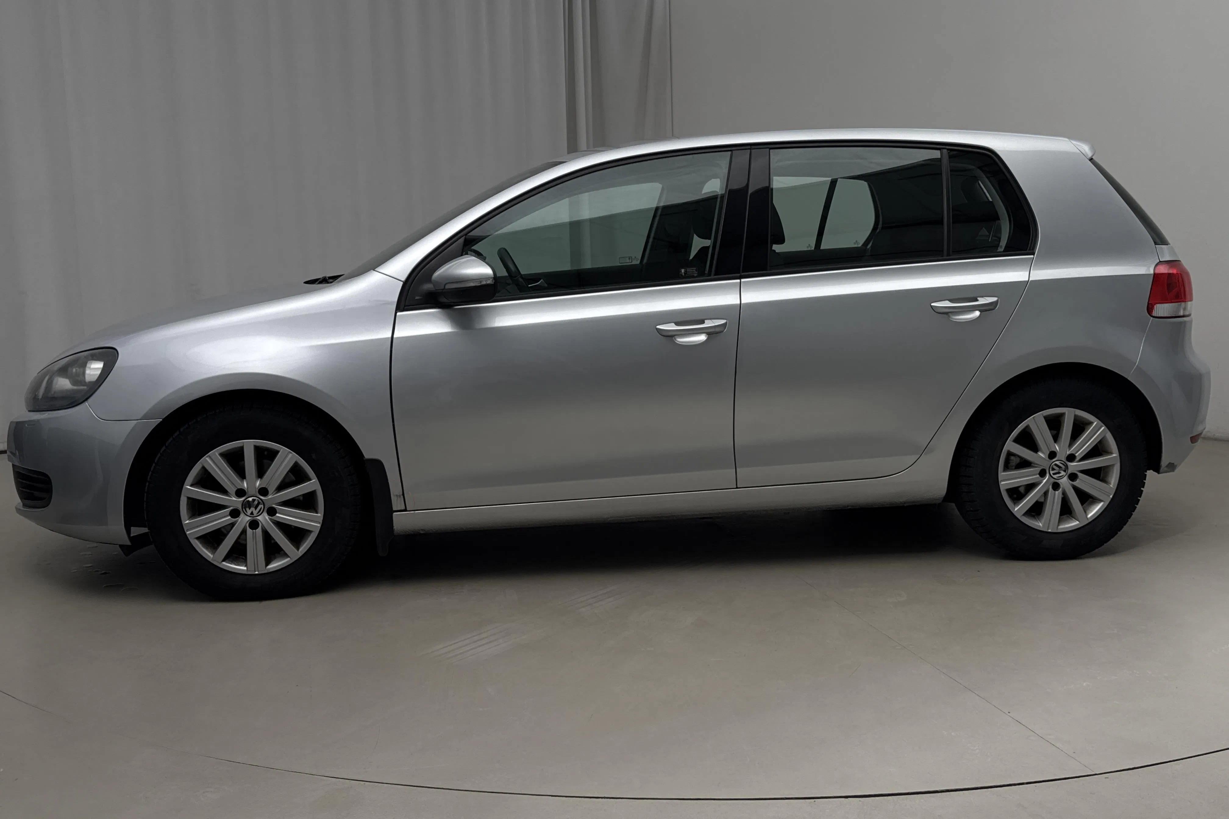 Presentationsfoto 2 av 12: VW Golf VI 1.6 TDI BlueMotion Technology 5dr (105hk) - 23 303 mil - Manuell - silver - 2011