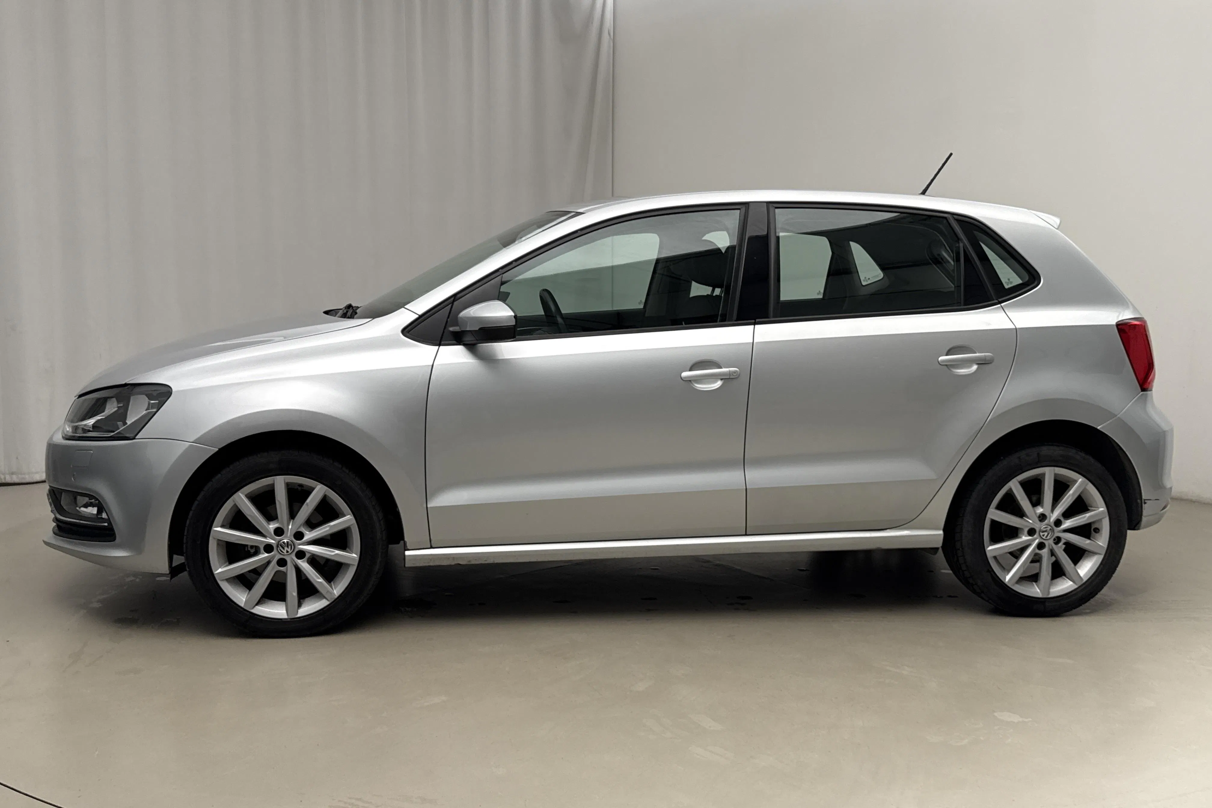 Presentationsfoto 2 av 15: VW Polo 1.2 TSI 5dr (90hk) - 6 342 mil - Automat - silver - 2015