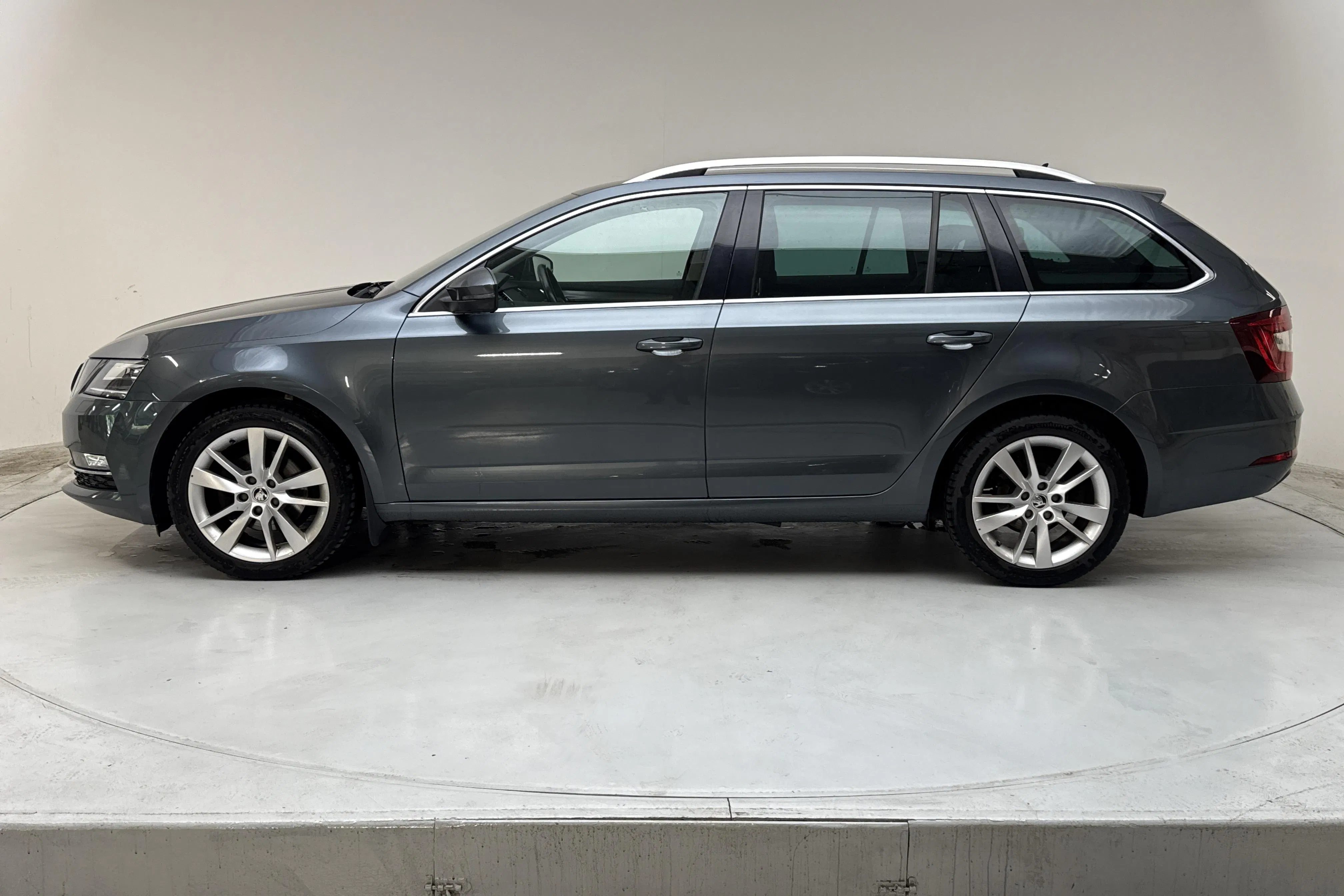 Presentationsfoto 2 av 16: Skoda Octavia III 1.5 TSI Combi (150hk) - 13 489 mil - Automat - Mörkgrå - 2019