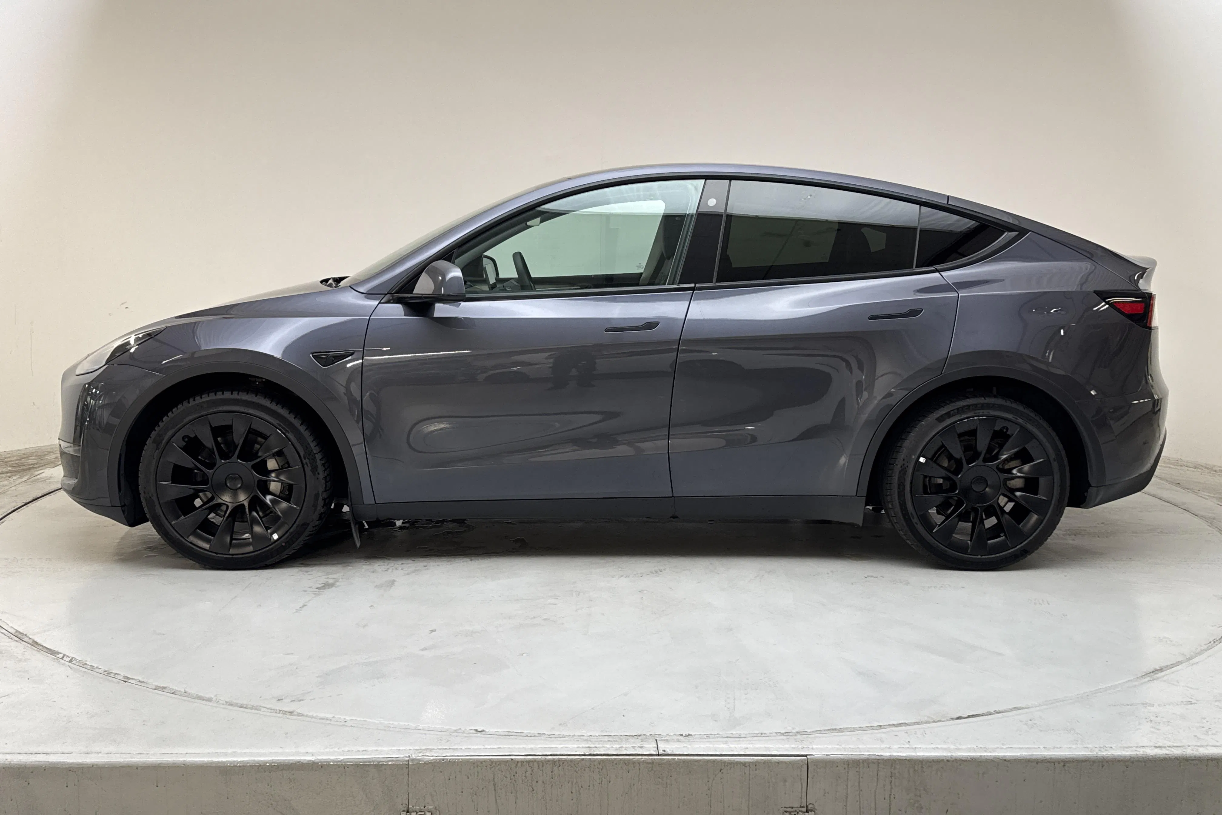 Presentationsfoto 2 av 19: Tesla Model Y Long Range Dual Motor AWD - 9 149 mil - Automat - grå - 2023