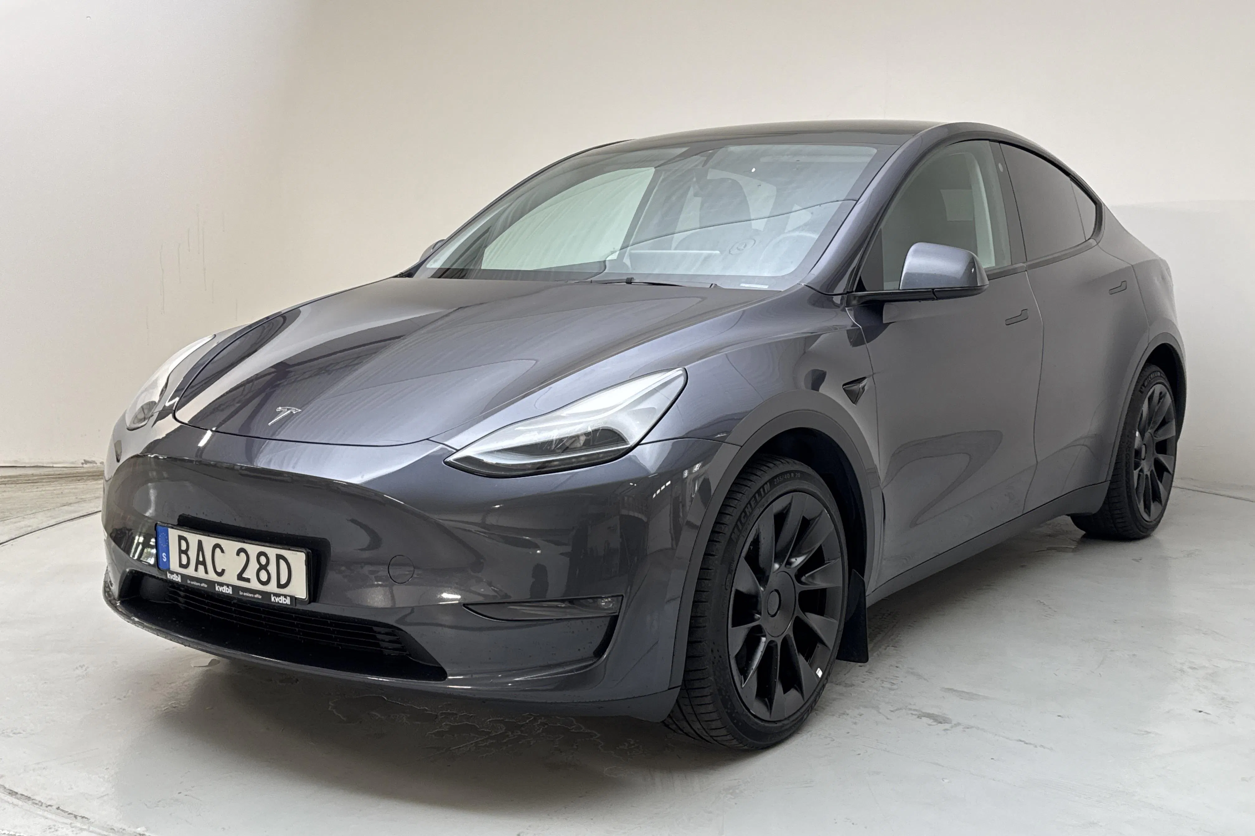 Presentationsfoto 1 av 19: Tesla Model Y Long Range Dual Motor AWD - 9 149 mil - Automat - grå - 2023