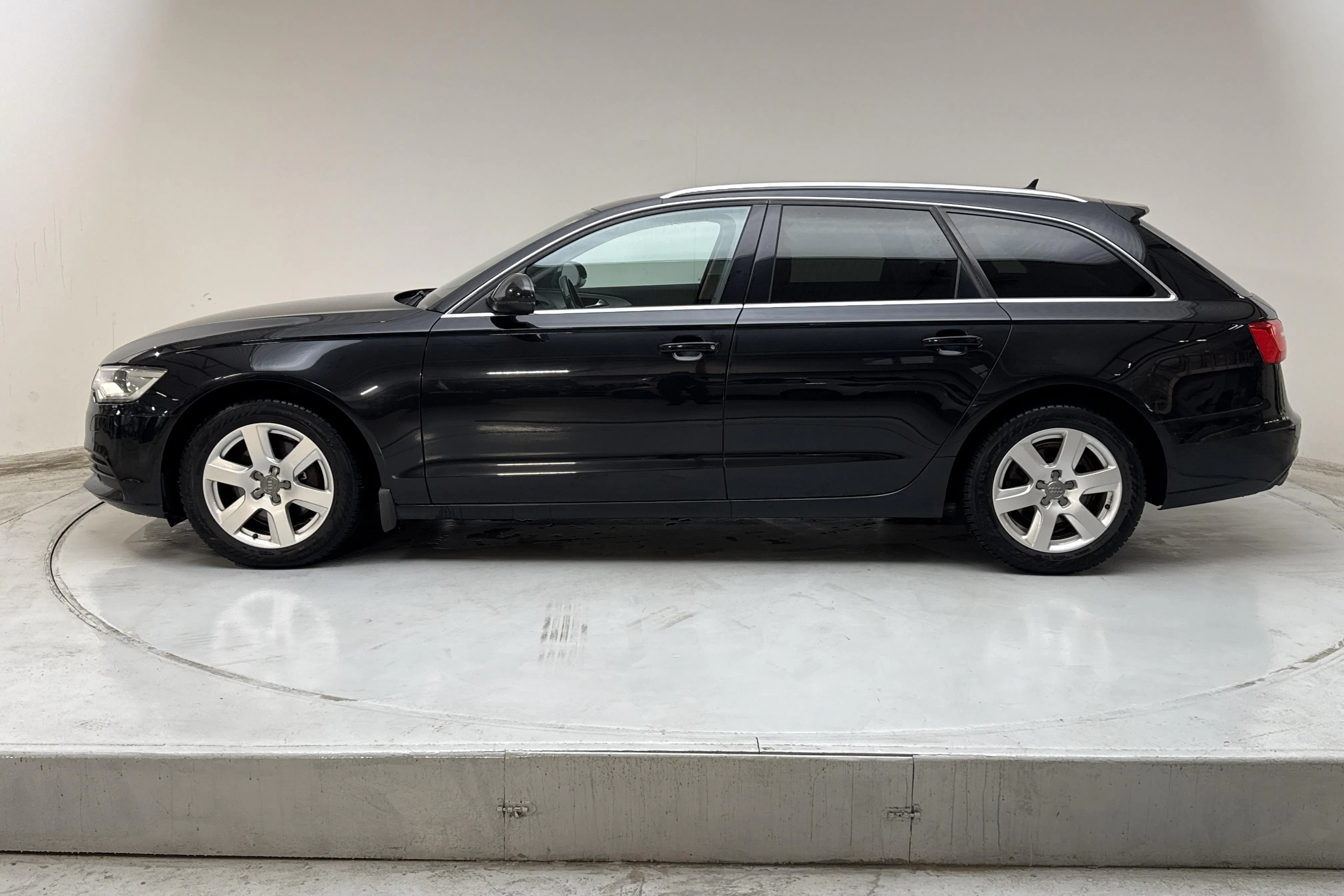 Presentation photo 2 of 13: Audi A6 2.0 TDI Avant (177hk) - 164 110 km - Automatic - black - 2013