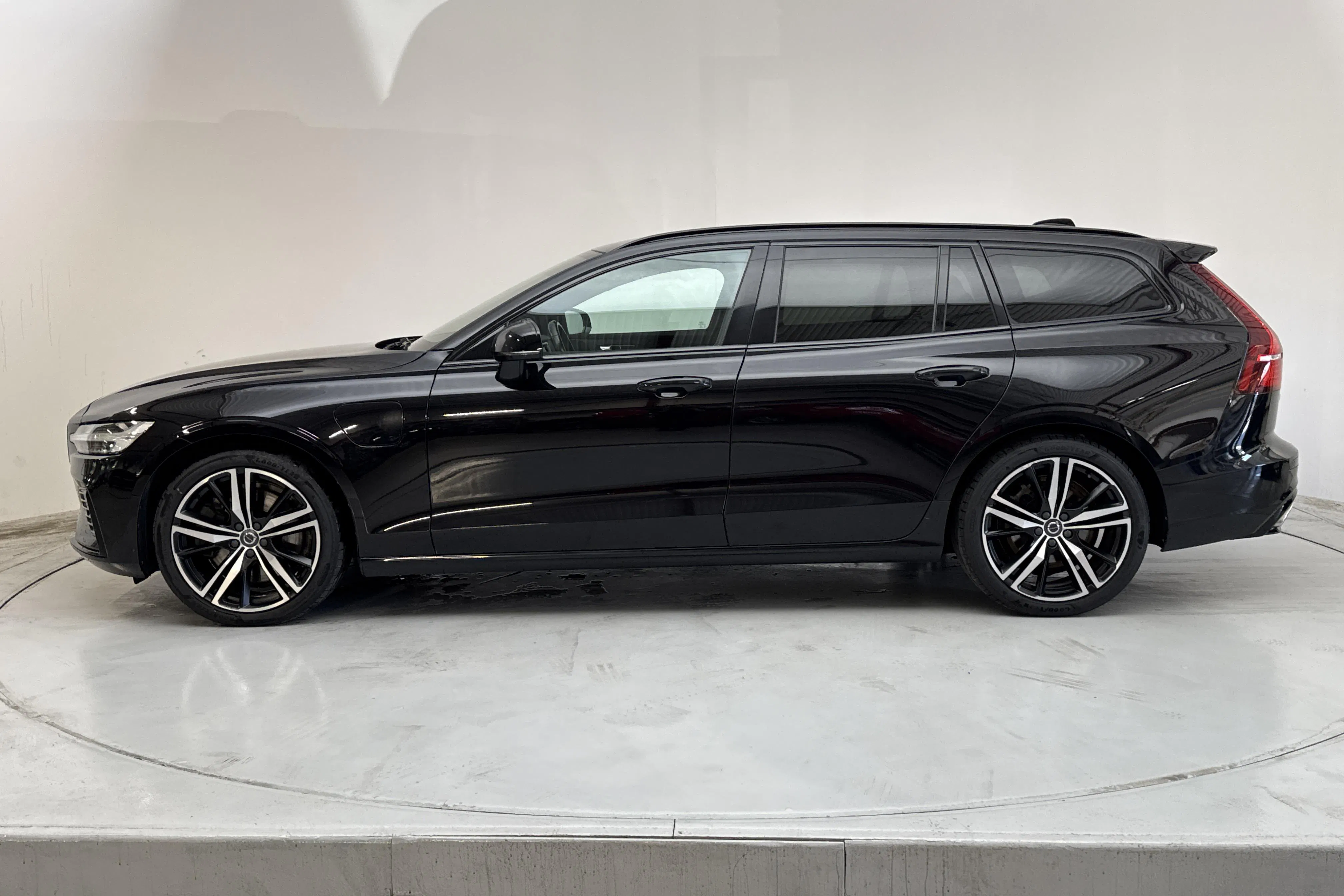 Presentationsfoto 2 av 15: Volvo V60 T6 AWD Twin Engine (340hk) - 11 615 mil - Automat - svart - 2021