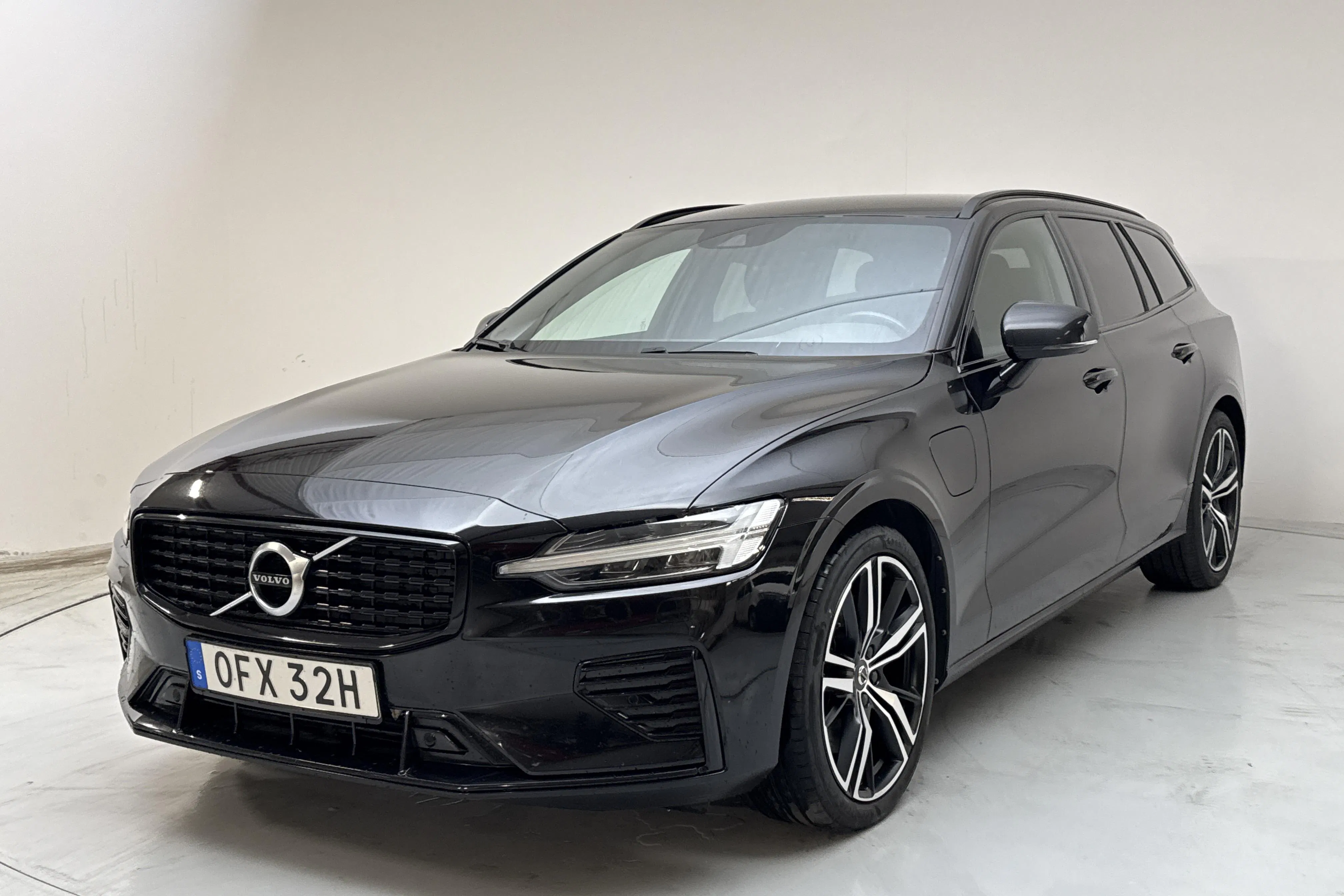 Presentationsfoto 1 av 15: Volvo V60 T6 AWD Twin Engine (340hk) - 11 615 mil - Automat - svart - 2021