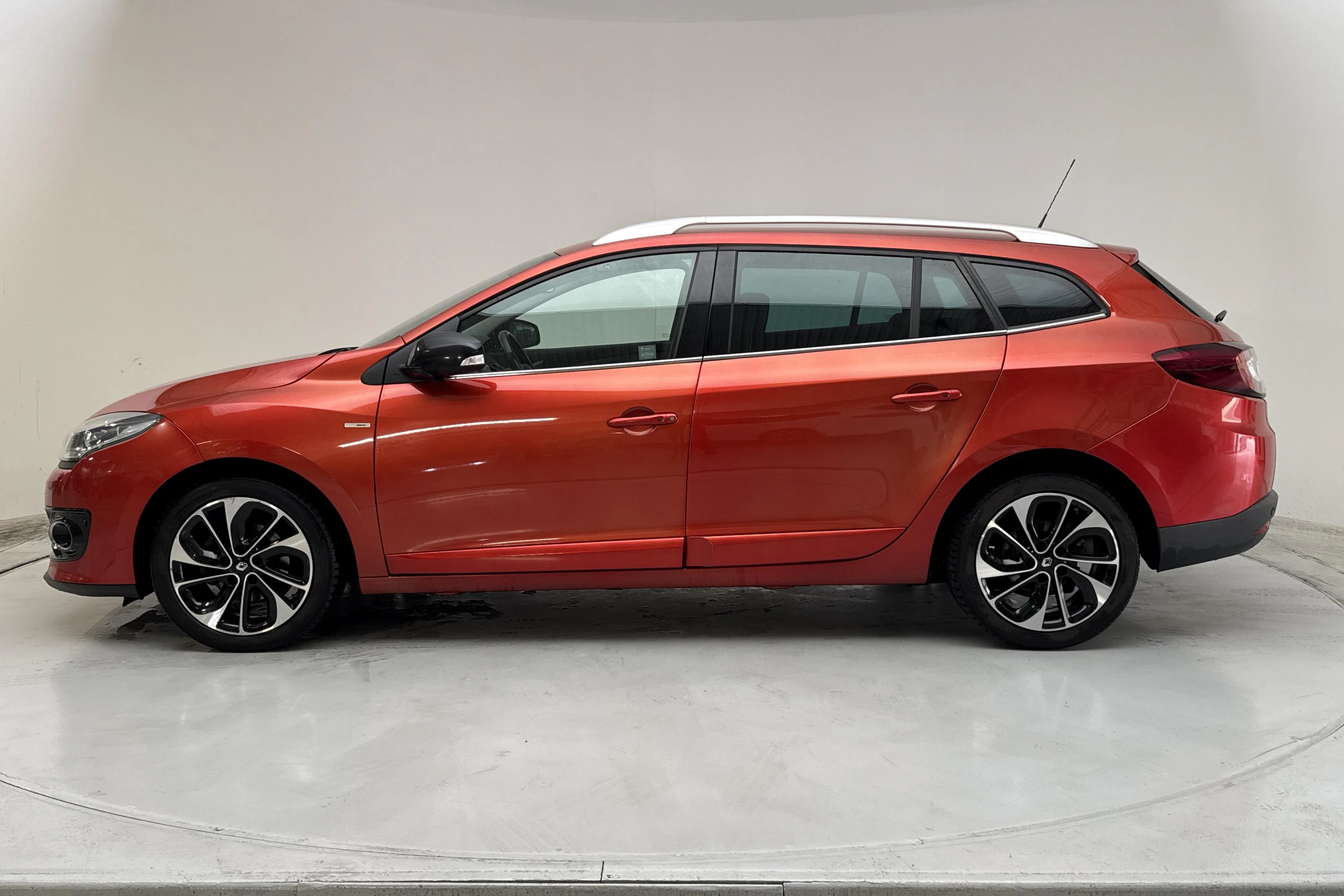 Presentationsfoto 2 av 14: Renault Mégane Phas III 1.5 dCi Sports Tourer (110hk) - 14 341 mil - Manuell - röd - 2016
