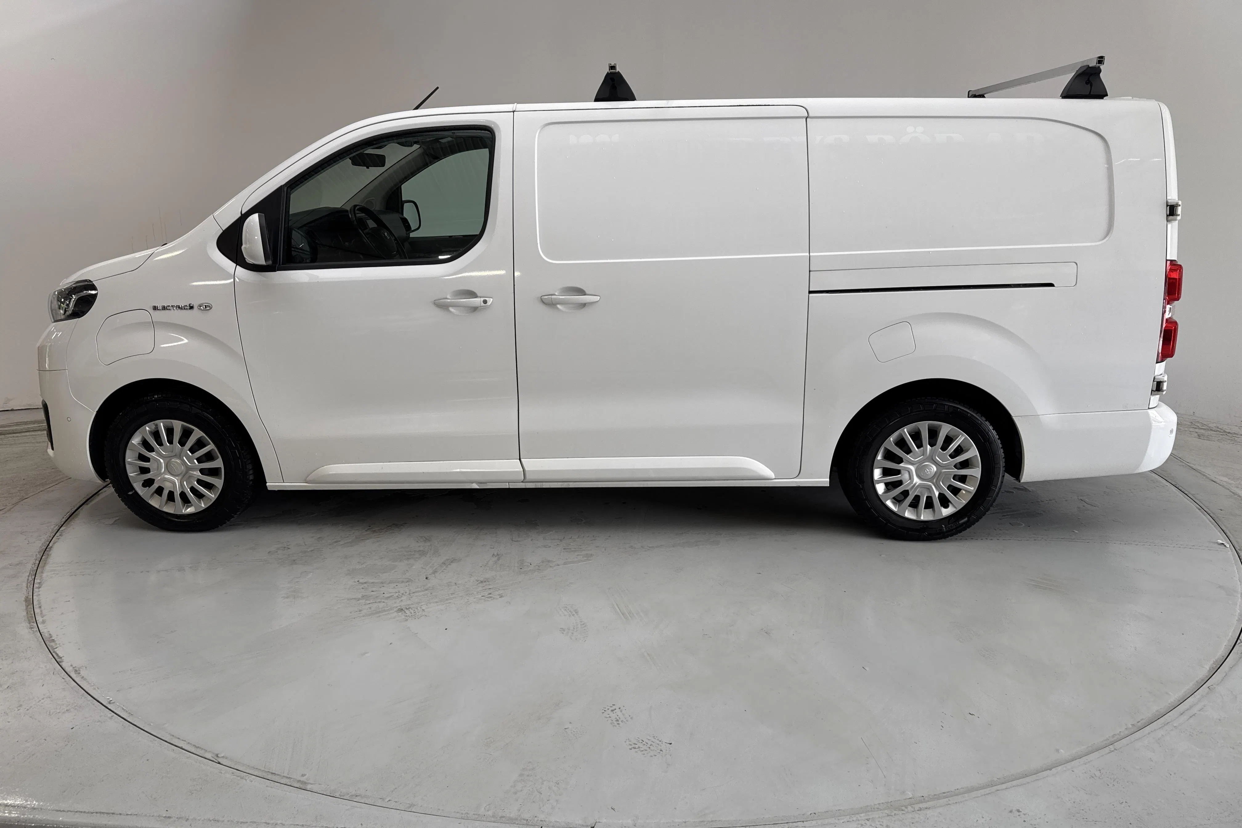 Presentationsfoto 2 av 13: Toyota PROACE Electric 75kWh (136hk) - 9 746 mil - Automat - vit - 2022