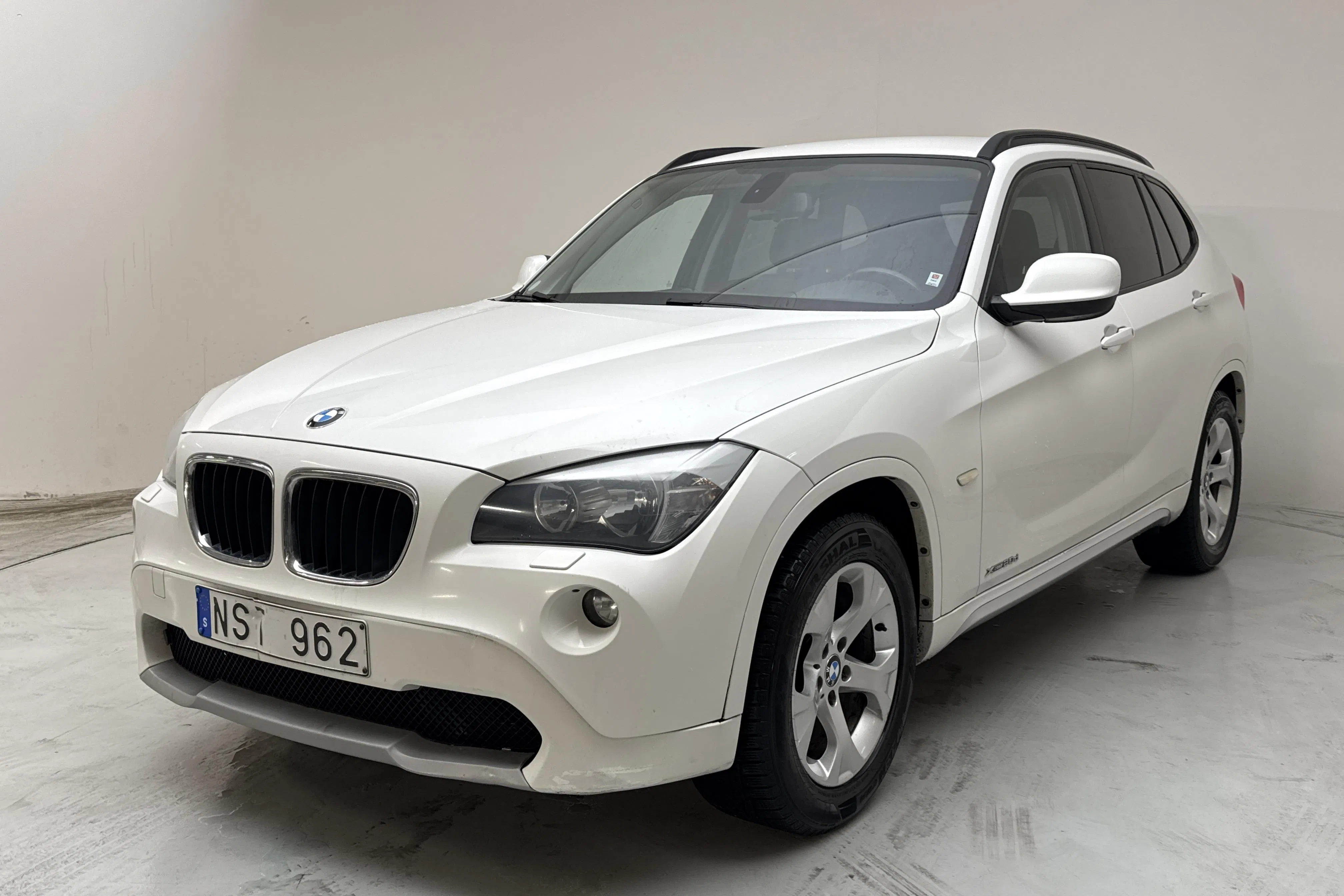 Presentationsfoto 1 av 11: BMW X1 xDrive20d, E84 (177hk) - 22 532 mil - Automat - vit - 2010