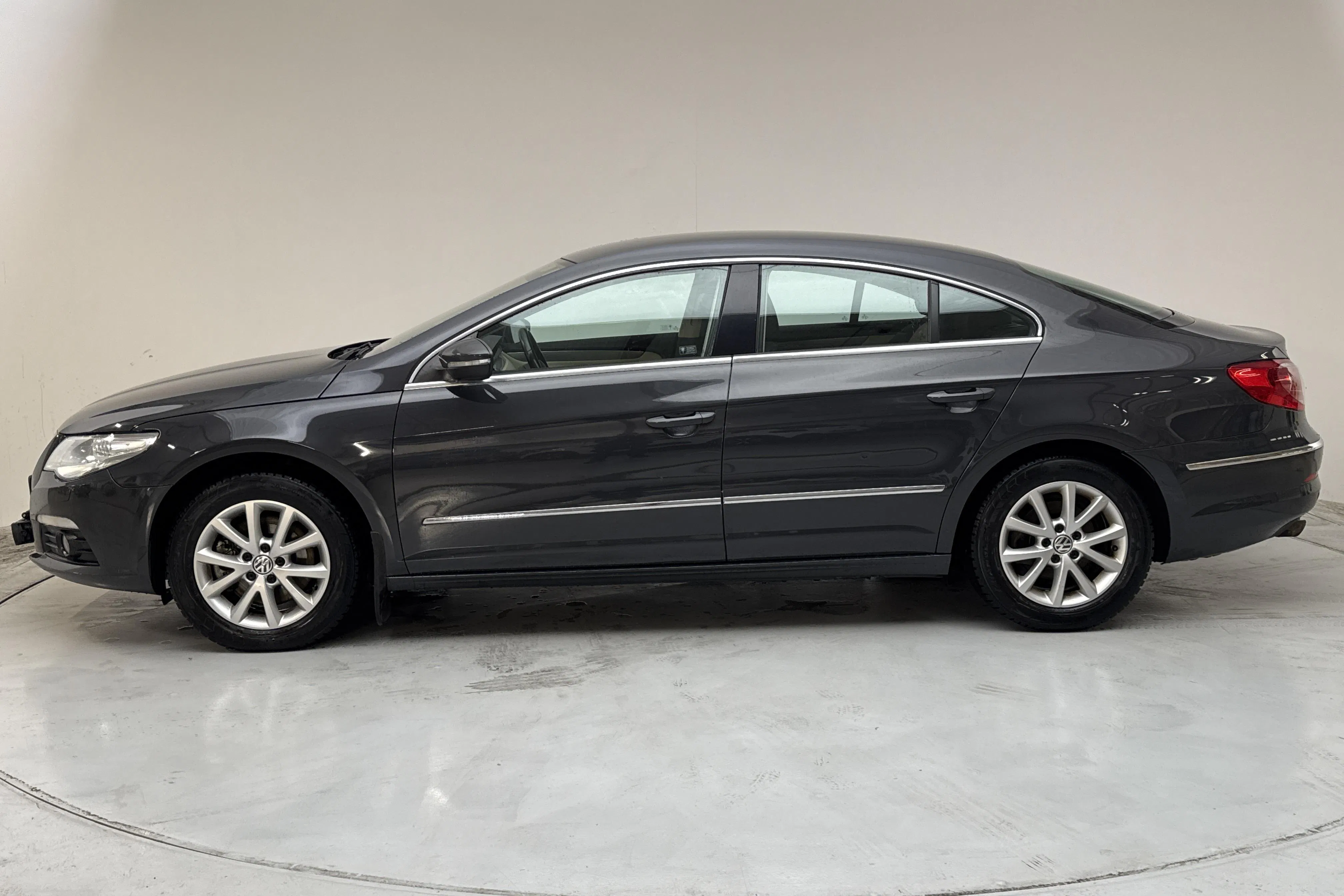Presentationsfoto 2 av 12: VW Passat CC 1.4 TSI MultiFuel (160hk) - 17 826 mil - Manuell - Mörkgrå - 2012