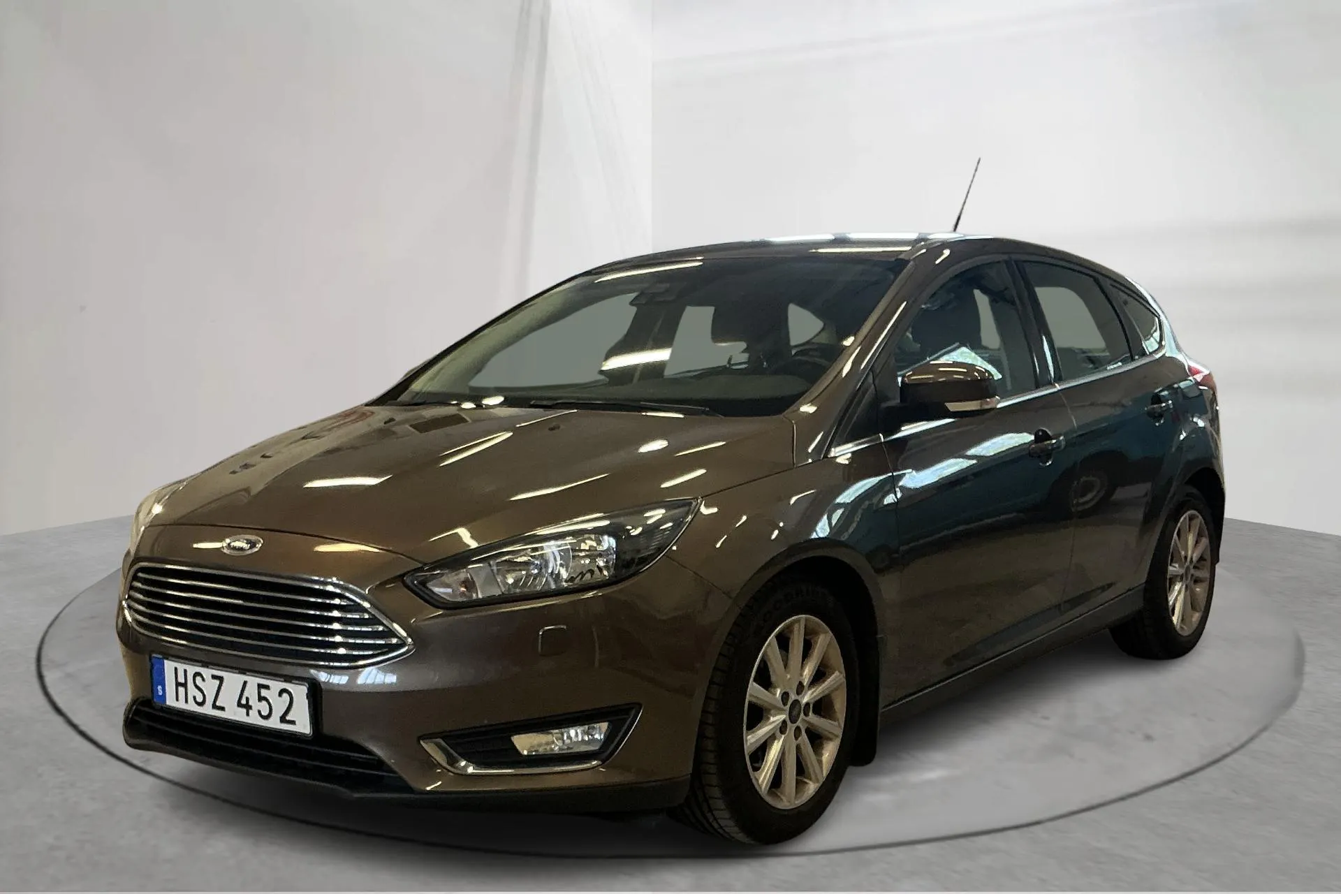 Presentationsfoto 1 av 13: Ford Focus 1.0 EcoBoost 5dr (125hk) - 14 559 mil - Manuell - brun - 2016
