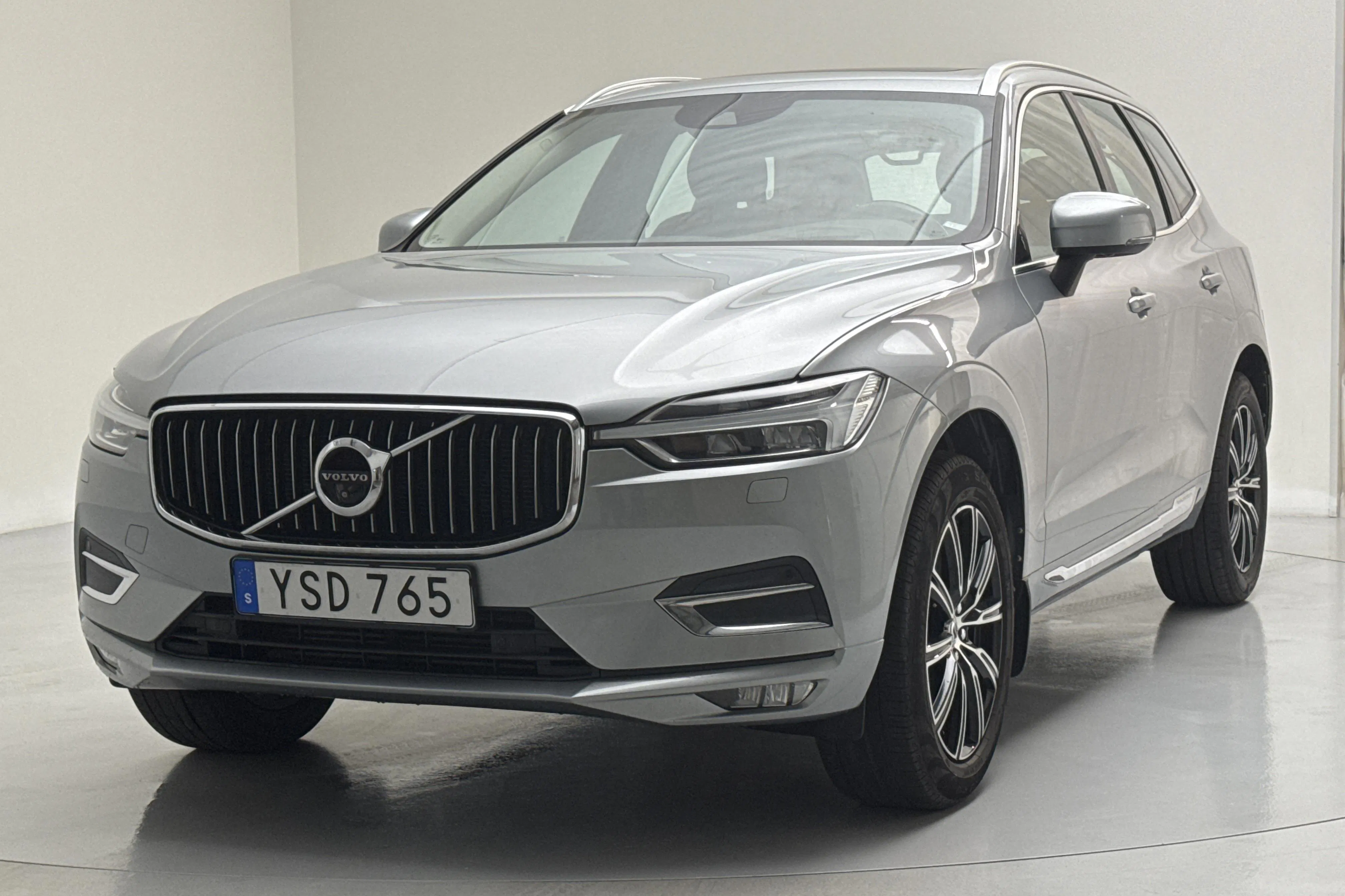 Presentationsfoto 1 av 19: Volvo XC60 T5 AWD (254hk) - 19 780 mil - Automat - silver - 2018