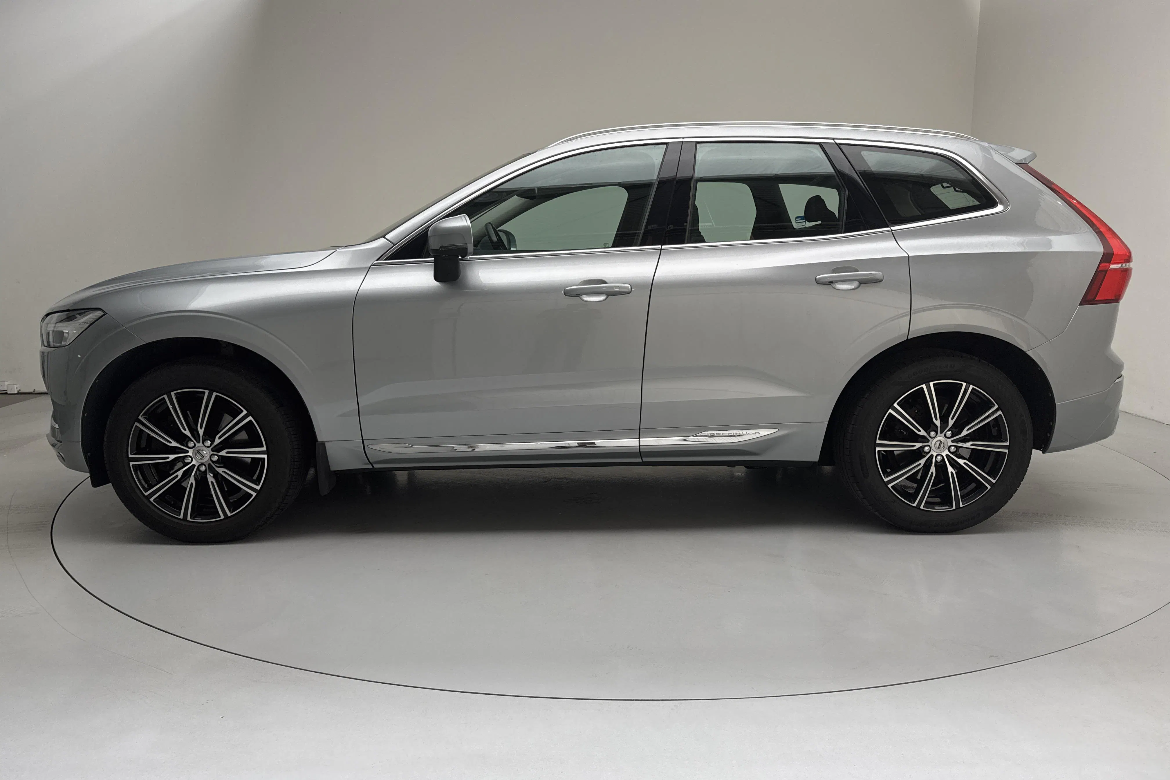 Presentationsfoto 2 av 19: Volvo XC60 T5 AWD (254hk) - 19 780 mil - Automat - silver - 2018