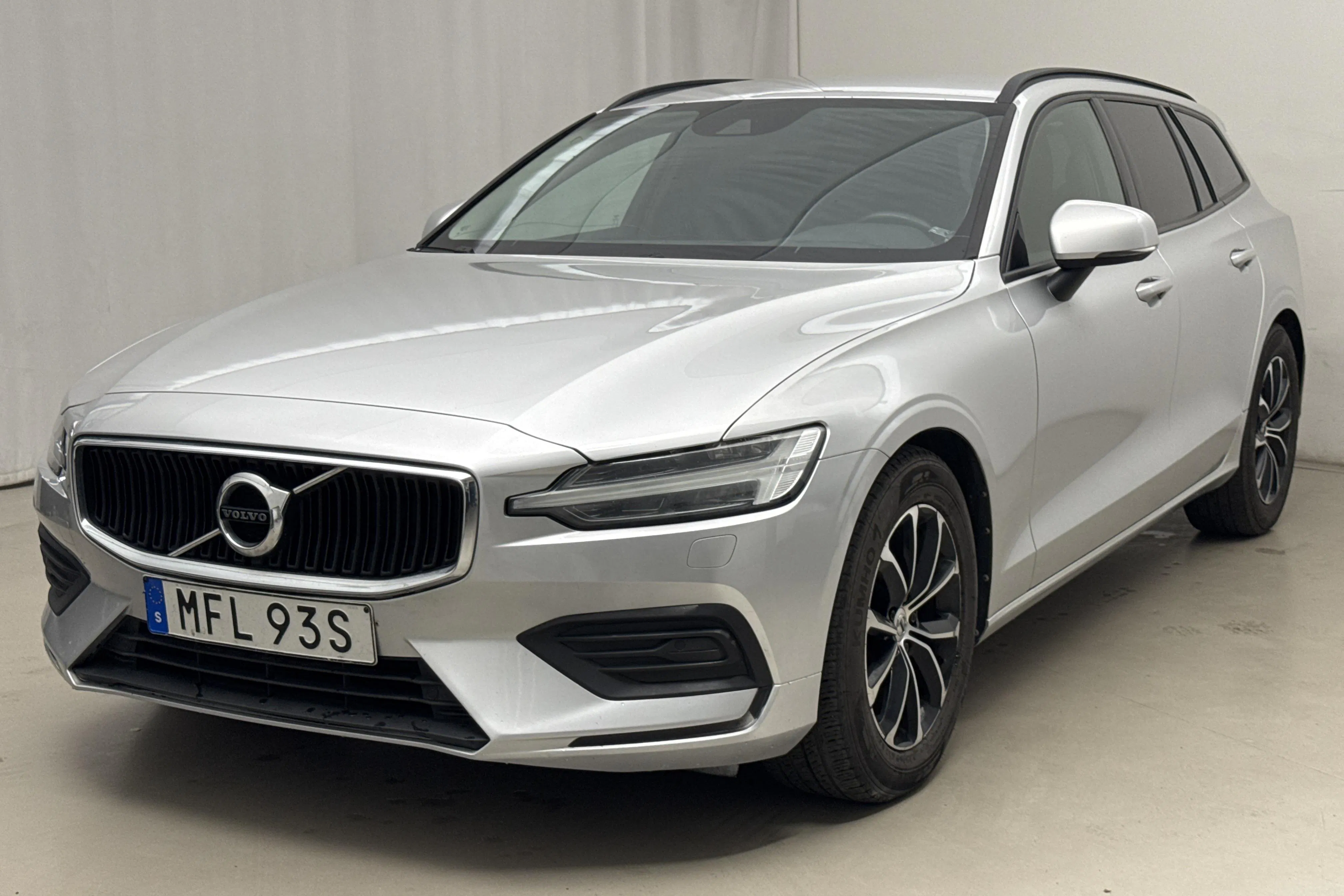 Presentationsfoto 1 av 16: Volvo V60 D3 (150hk) - 25 687 mil - Automat - silver - 2020