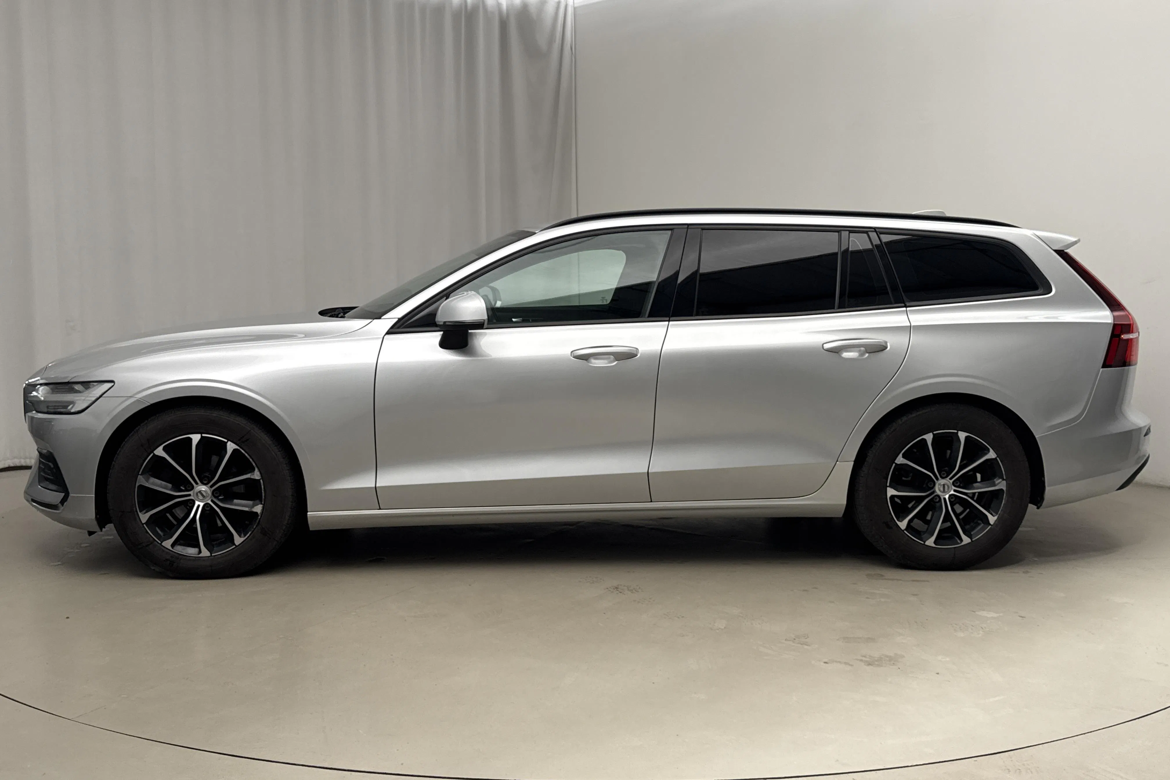 Presentationsfoto 2 av 16: Volvo V60 D3 (150hk) - 25 687 mil - Automat - silver - 2020