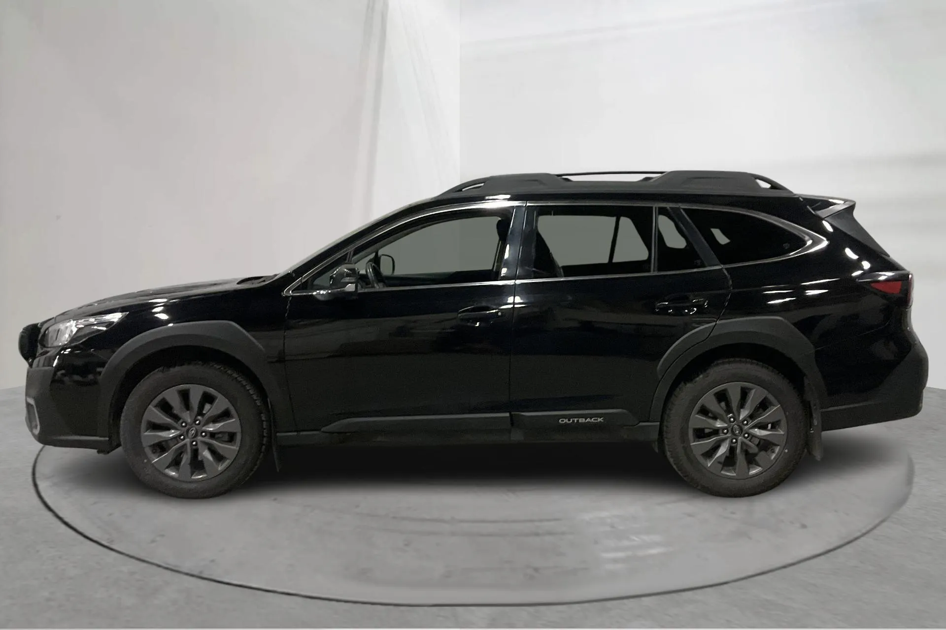 Presentationsfoto 2 av 16: Subaru Outback 2.5i 4WD (169hk) - 10 041 mil - Automat - svart - 2024