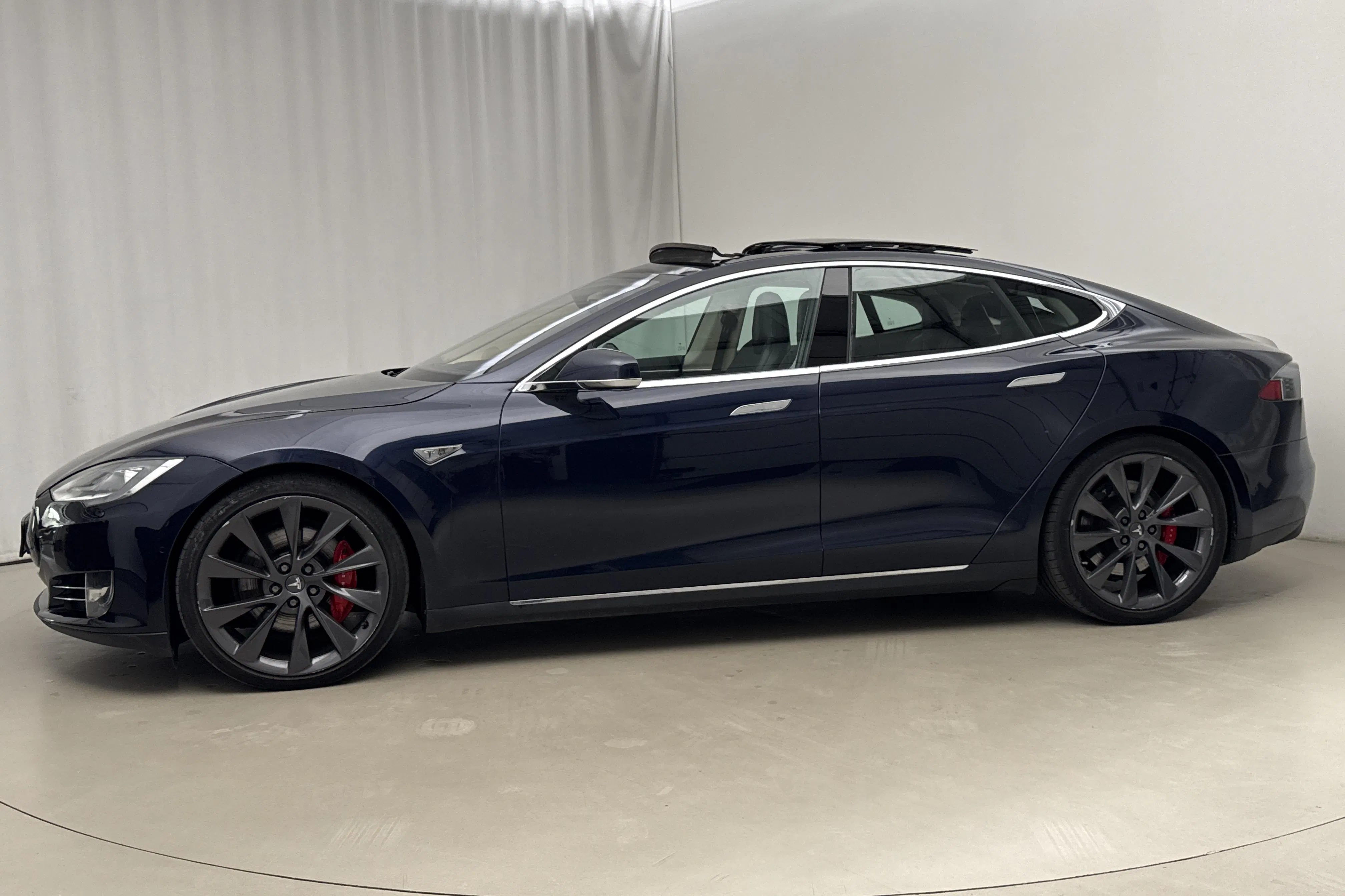Presentationsfoto 2 av 24: Tesla Model S P85D - 11 281 mil - Automat - blå - 2015