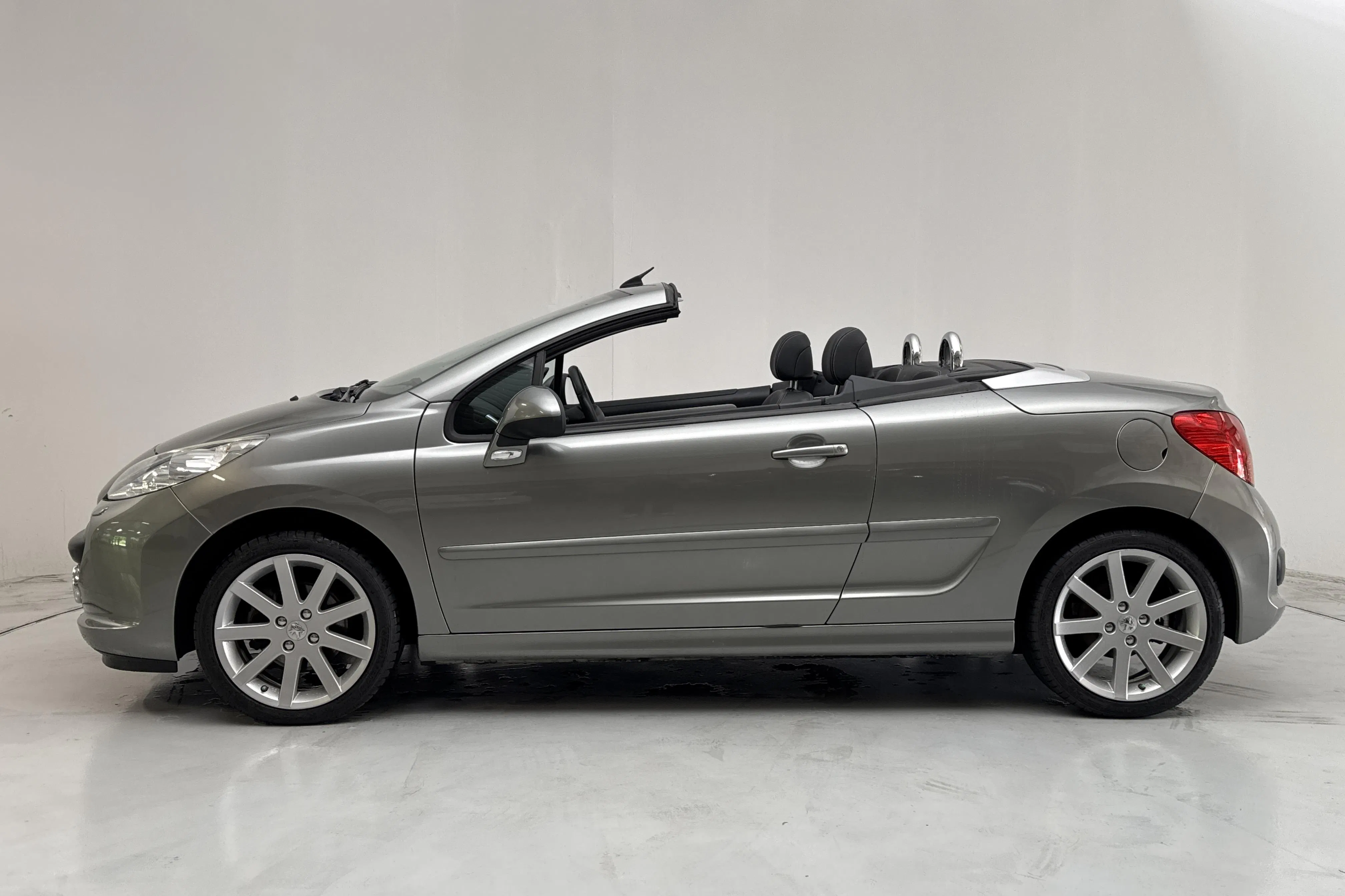 Presentationsfoto 2 av 20: Peugeot 207 CC 1.6 VTi (120hk) - 8 226 mil - Manuell - Ljusgrå - 2008