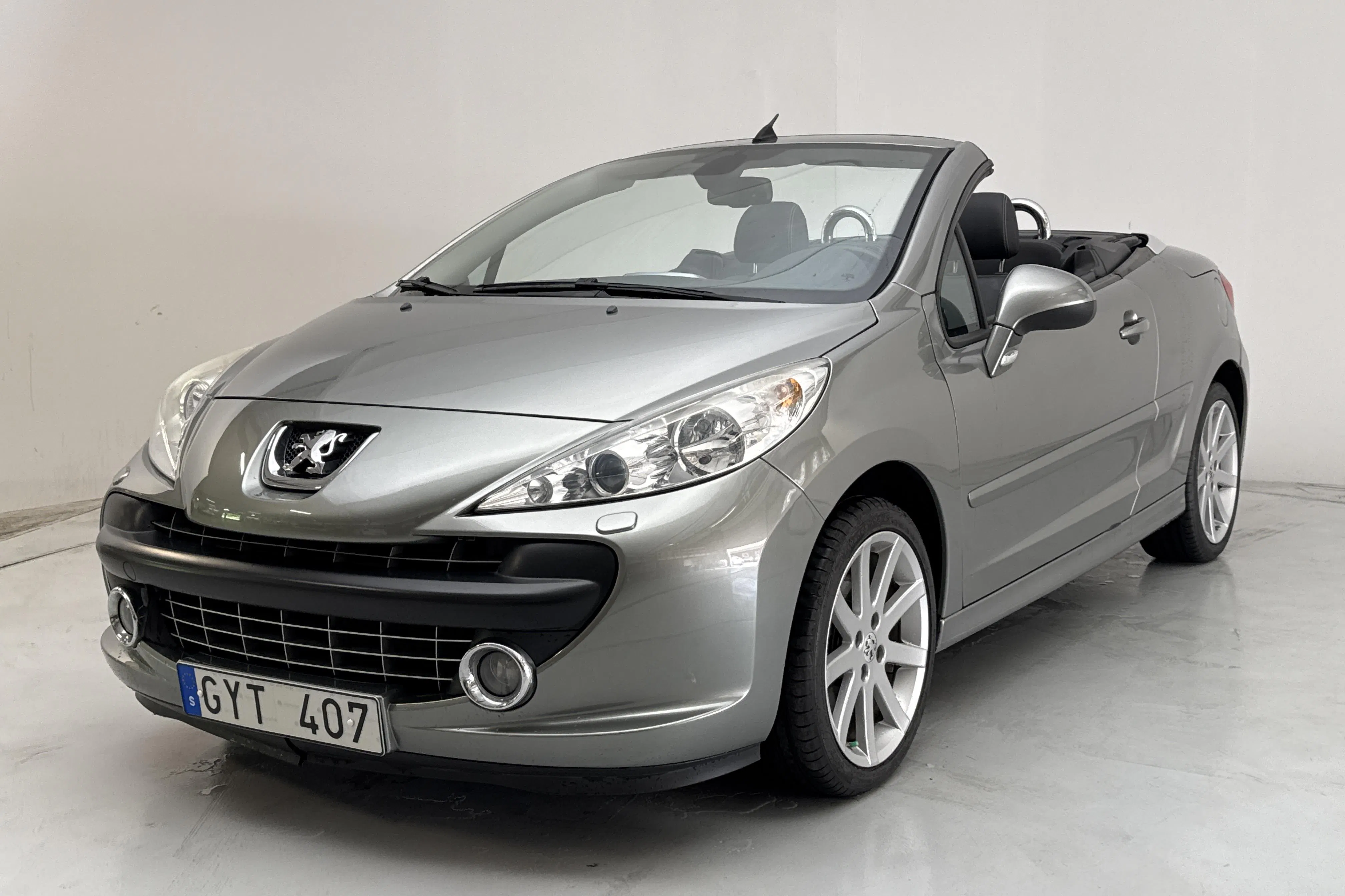 Presentationsfoto 1 av 20: Peugeot 207 CC 1.6 VTi (120hk) - 8 226 mil - Manuell - Ljusgrå - 2008