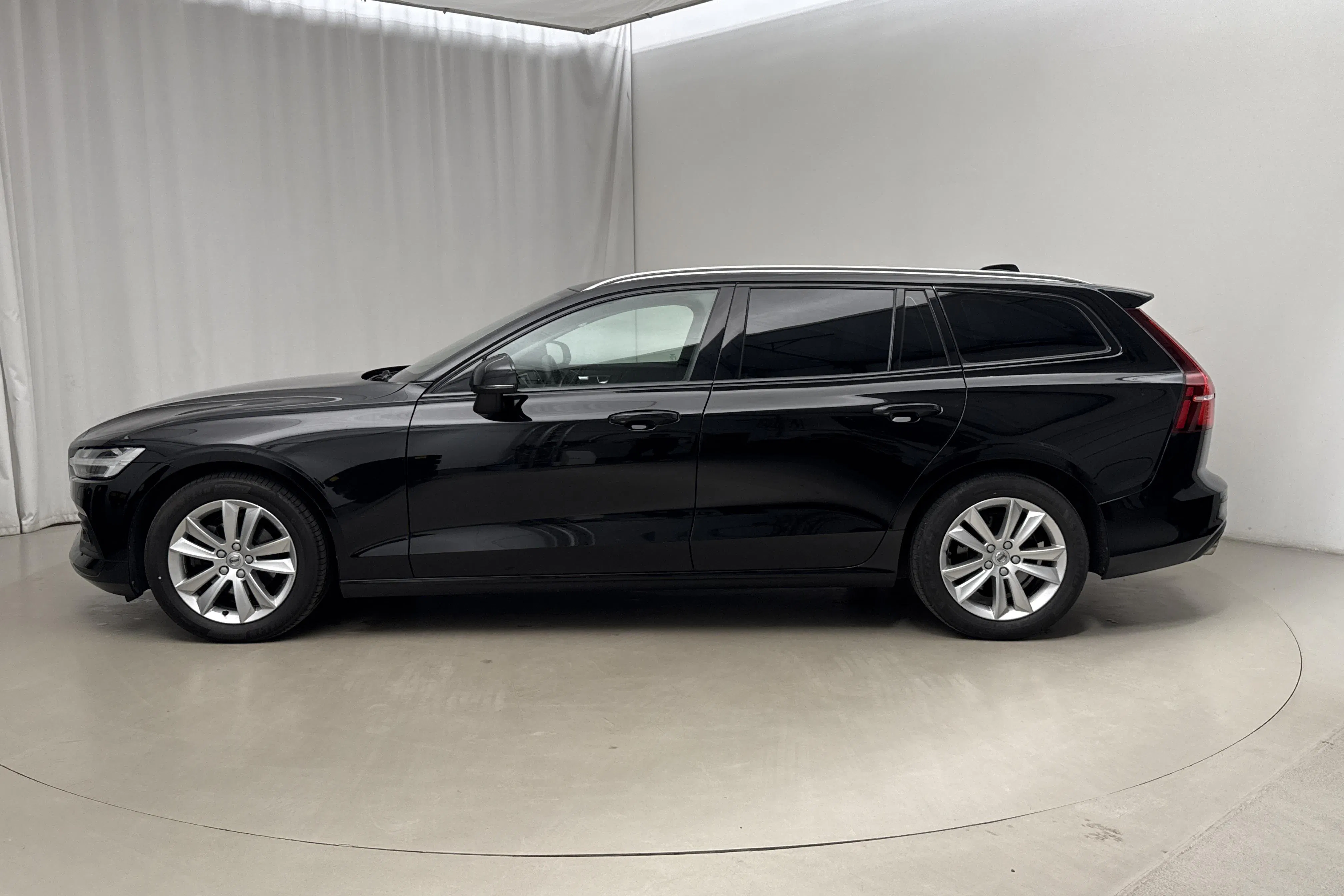 Presentation photo 2 of 15: Volvo V60 B4 Mildhybrid, Diesel (197hk) - 95 100 km - Automatic - black - 2021