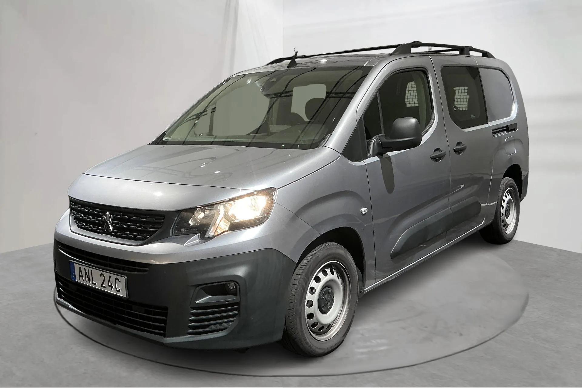 Presentation photo 1 of 13: Peugeot Partner 1.5 HDI (100hk) - 111 540 km - Manual - gray - 2021