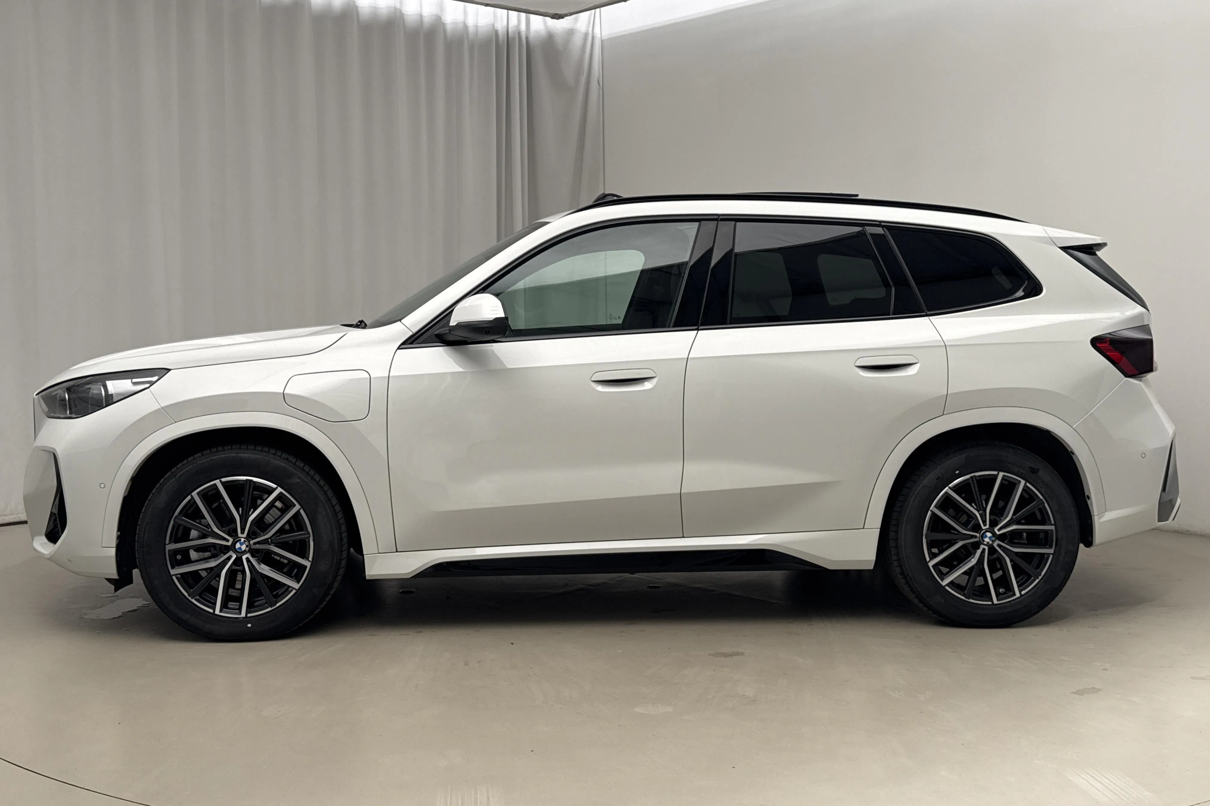 Presentationsfoto 2 av 24: BMW X1 xDrive25e, U11 (245hk) - 479 mil - Automat - vit - 2026