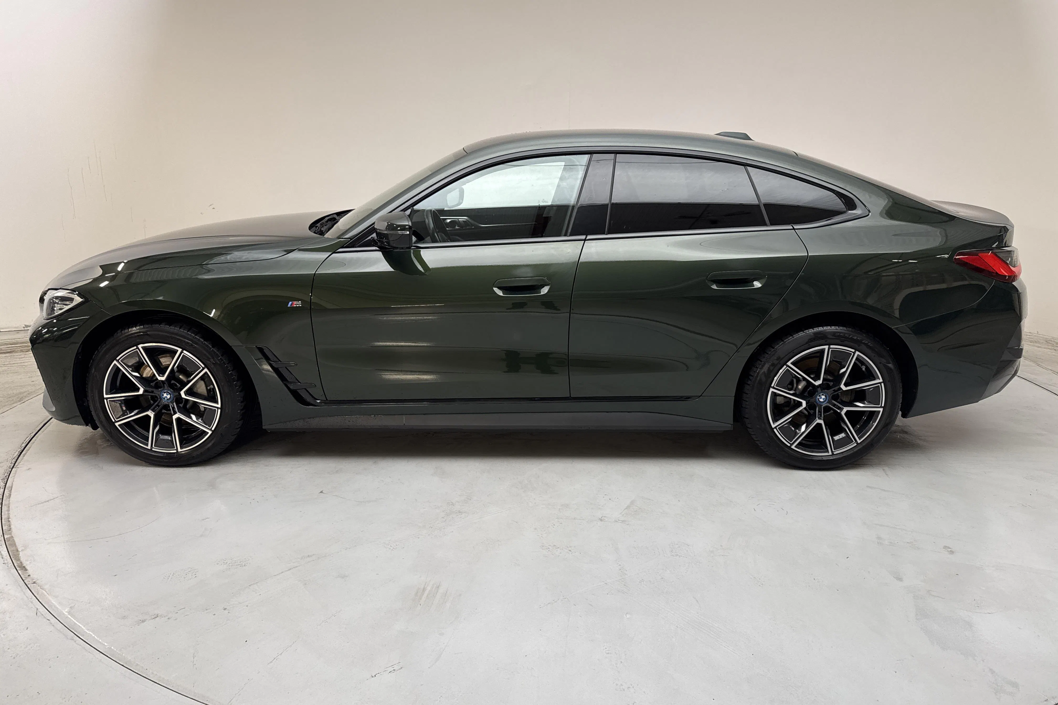 Presentationsfoto 2 av 16: BMW i4 eDrive40, G26 (340hk) - 6 427 mil - Automat - grön - 2022
