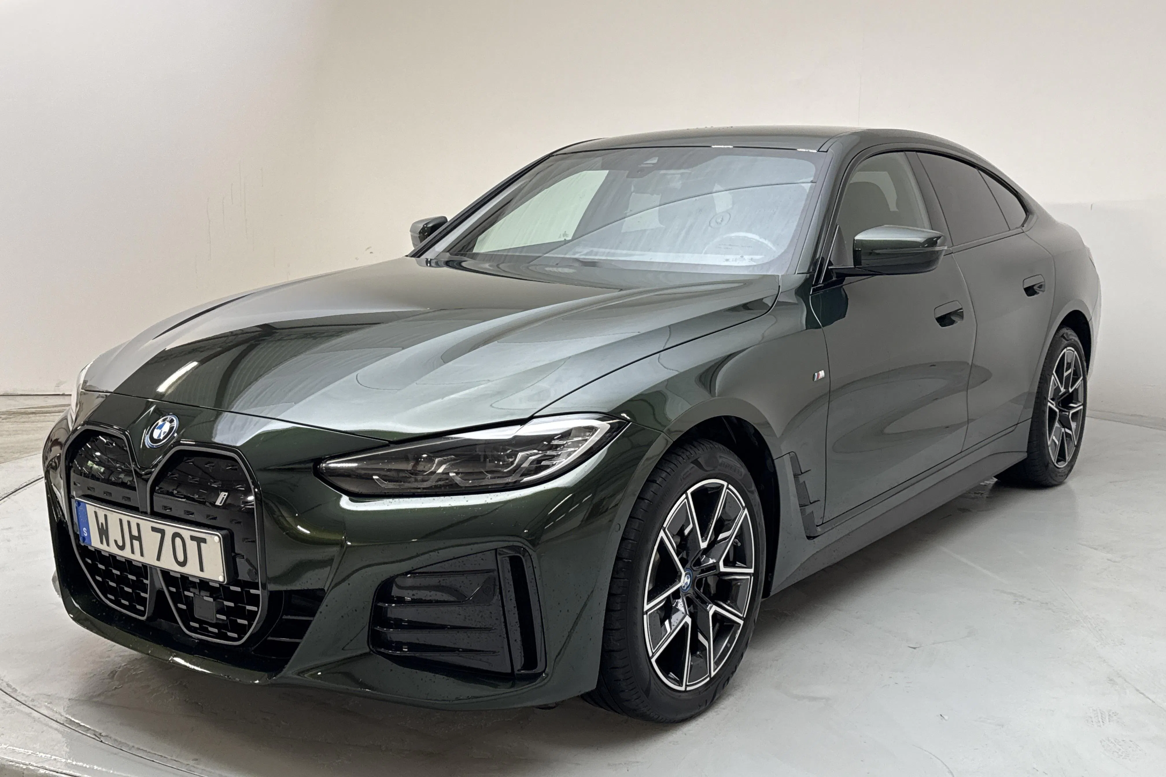 Presentationsfoto 1 av 16: BMW i4 eDrive40, G26 (340hk) - 6 427 mil - Automat - grön - 2022