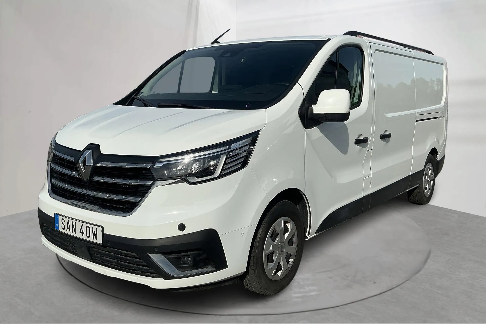 Presentation photo 1 of 18: Renault Trafic 2.0 dCi Skåp (150hk) - 70 390 km - Automatic - white - 2023