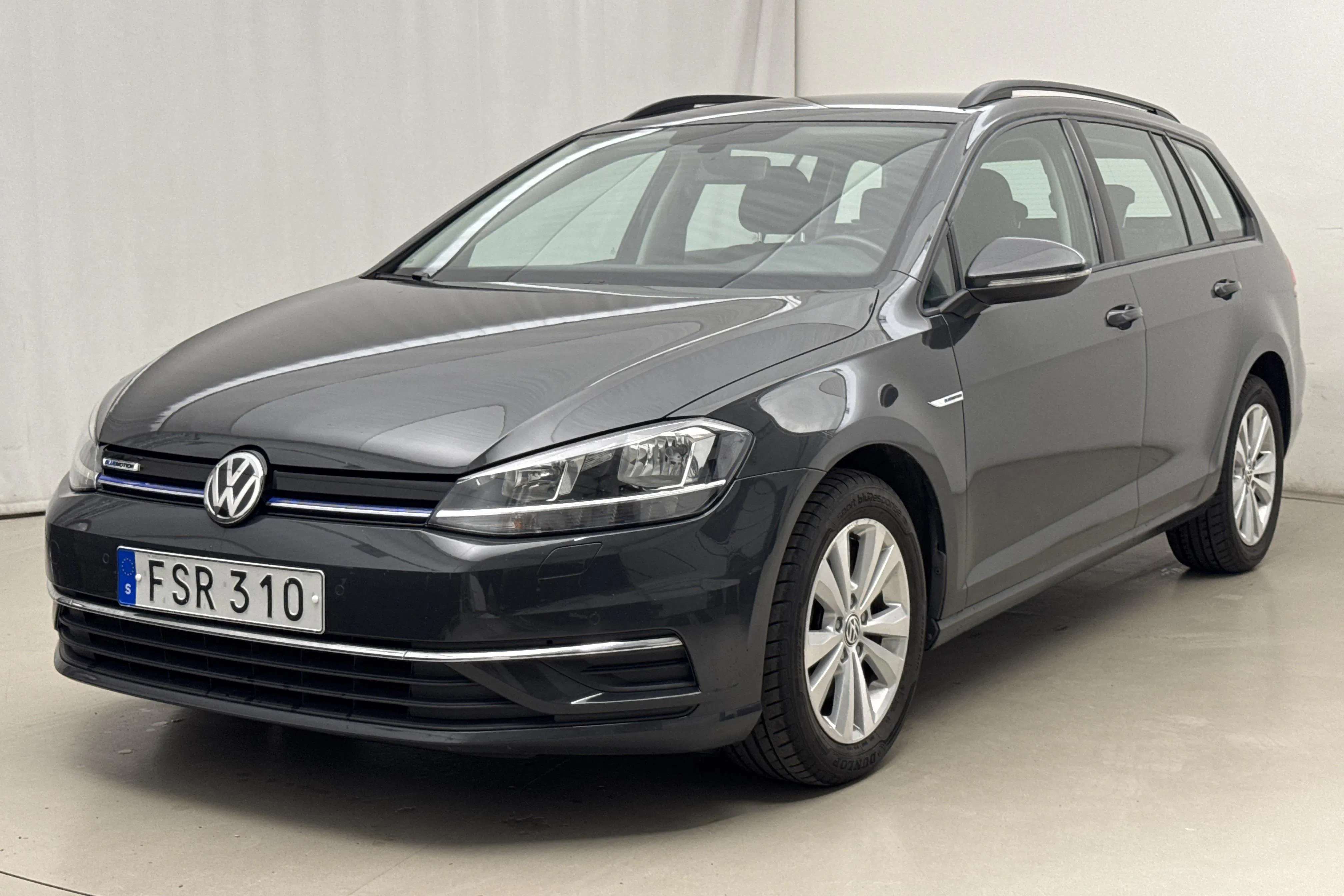 Presentationsfoto 1 av 17: VW Golf VII 1.4 TGI BlueMotion Sportscombi (110hk) - 6 403 mil - Manuell - Mörkgrå - 2018