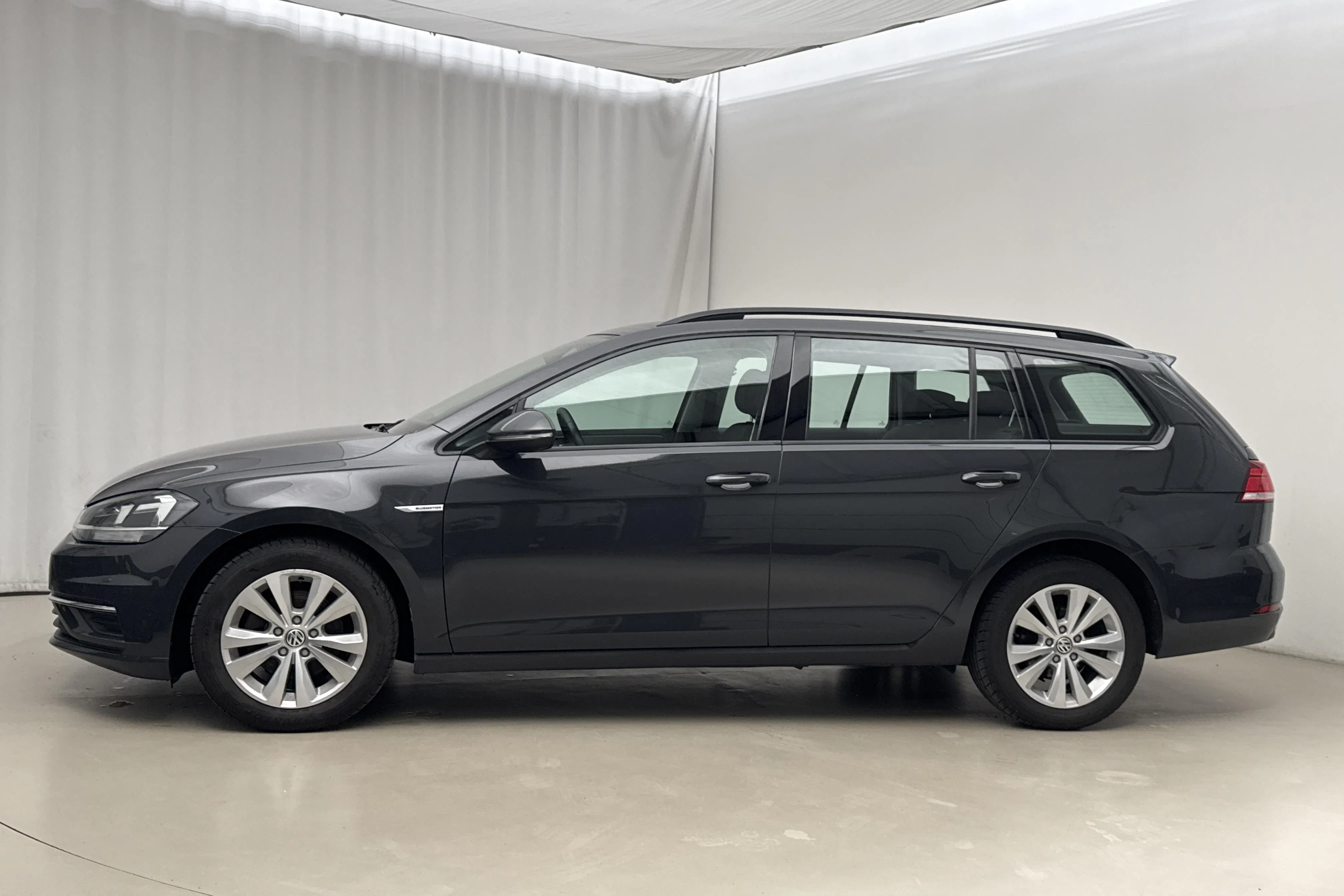 Presentationsfoto 2 av 17: VW Golf VII 1.4 TGI BlueMotion Sportscombi (110hk) - 6 403 mil - Manuell - Mörkgrå - 2018