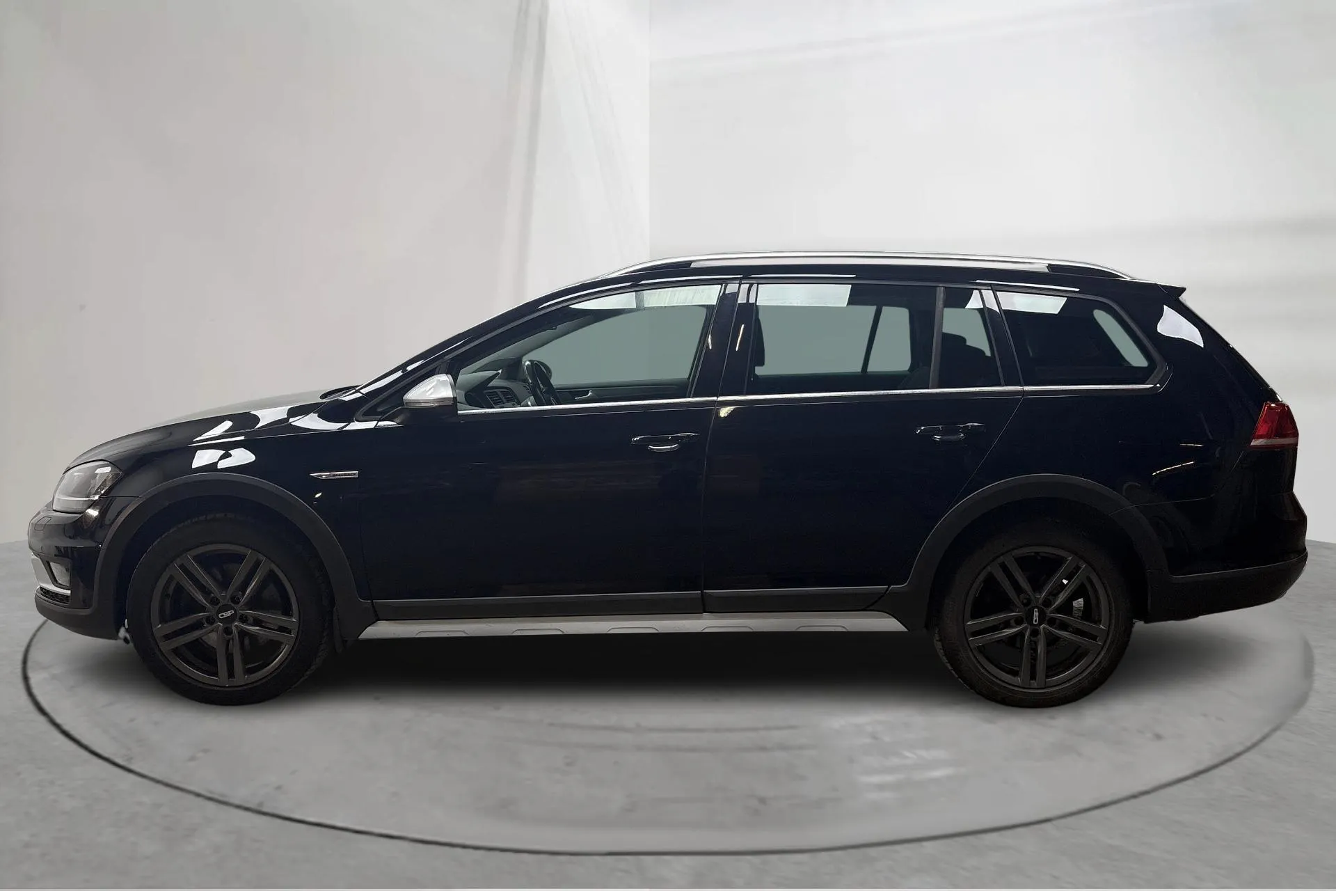 Presentationsfoto 2 av 15: VW Golf Alltrack 1.8 TSI 4Motion (180hk) - 14 602 mil - Automat - svart - 2016
