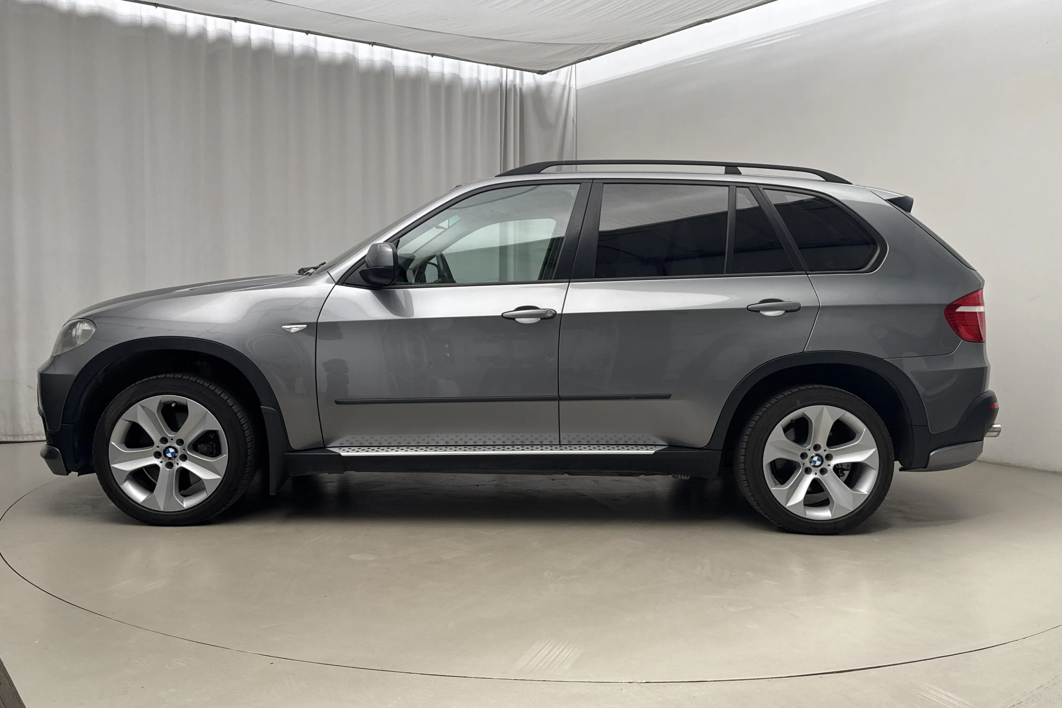 Presentationsfoto 2 av 13: BMW X5 xDrive3.0dA, E70 (235hk) - 24 256 mil - Automat - grå - 2007