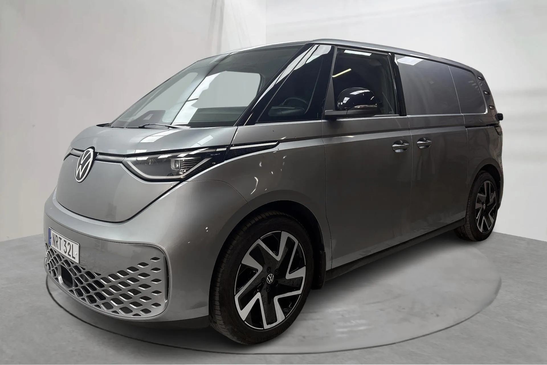 Presentation photo 1 of 18: VW ID. Buzz Cargo 77kWh (204hk) - 28 360 km - Automatic - silver - 2024