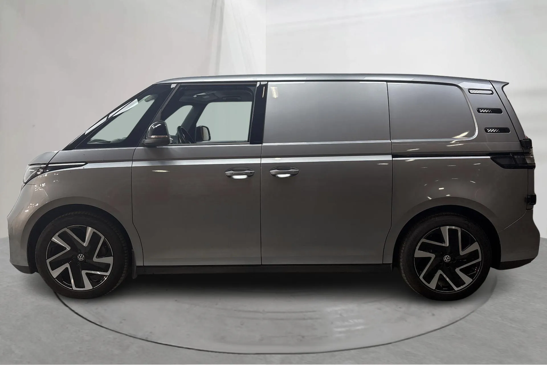 Presentation photo 2 of 18: VW ID. Buzz Cargo 77kWh (204hk) - 28 360 km - Automatic - silver - 2024