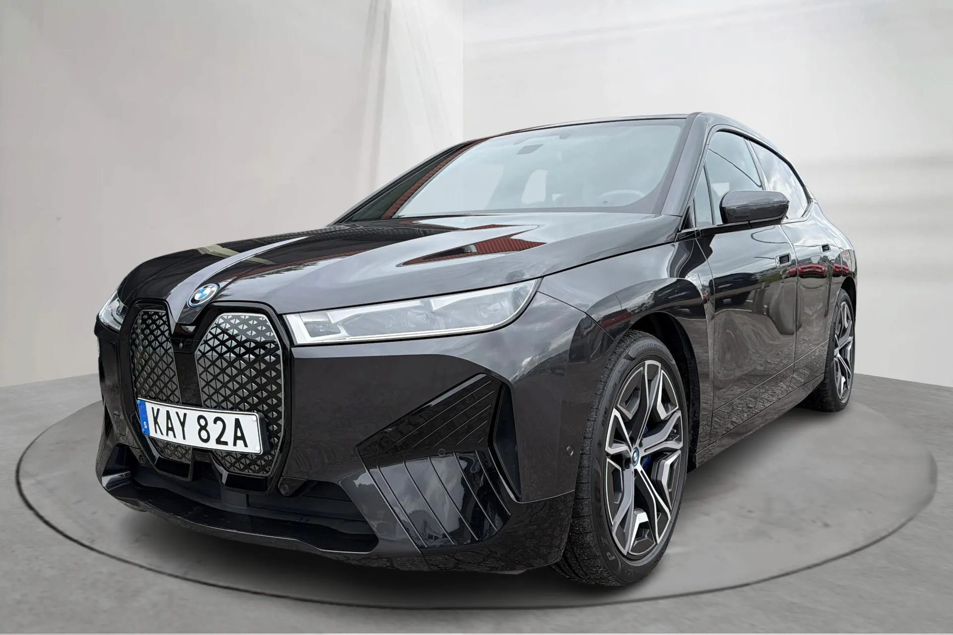 Presentationsfoto 1 av 18: BMW iX xDrive50, I20 (520hk) - 8 738 mil - Automat - grå - 2022