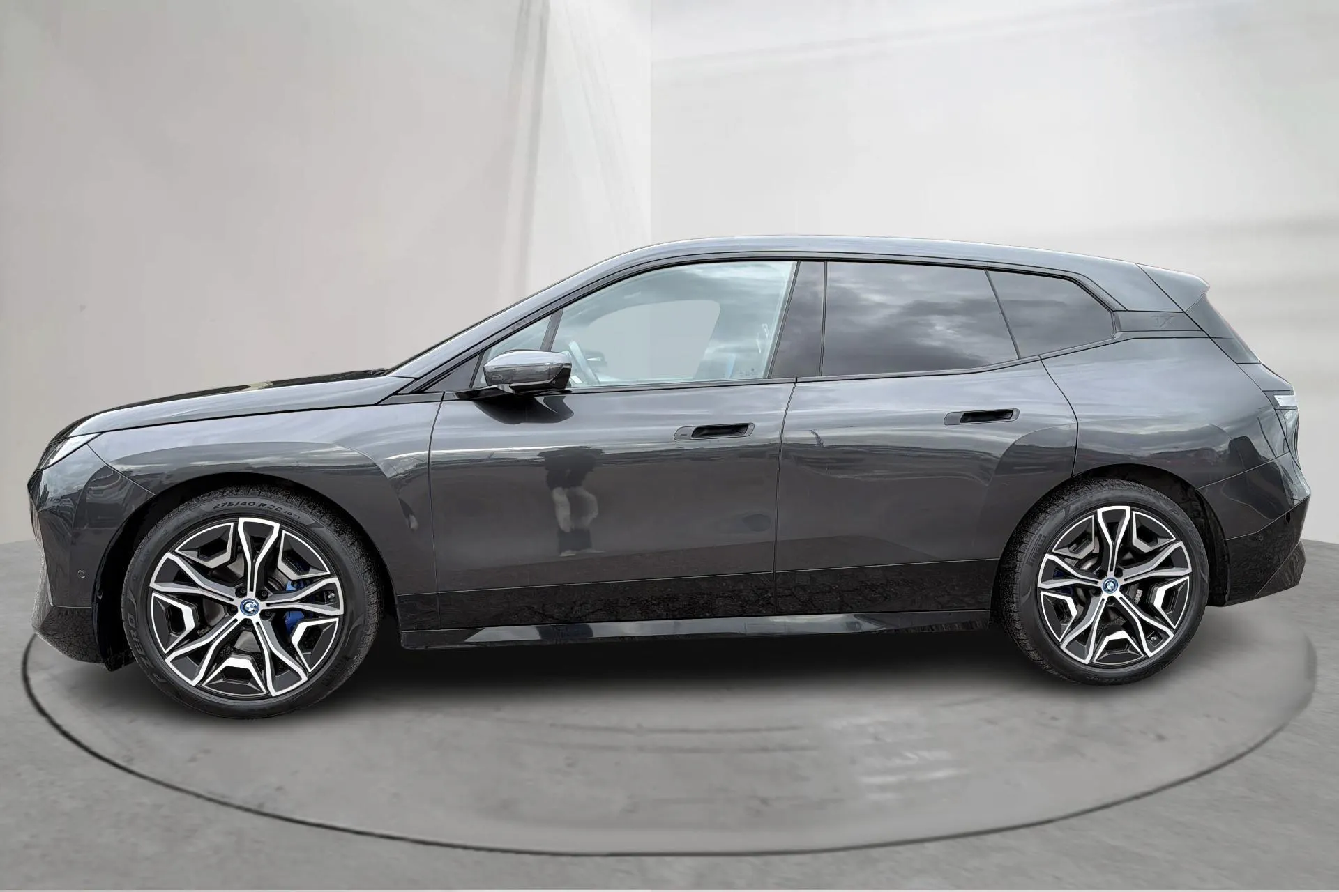 Presentationsfoto 2 av 18: BMW iX xDrive50, I20 (520hk) - 8 738 mil - Automat - grå - 2022