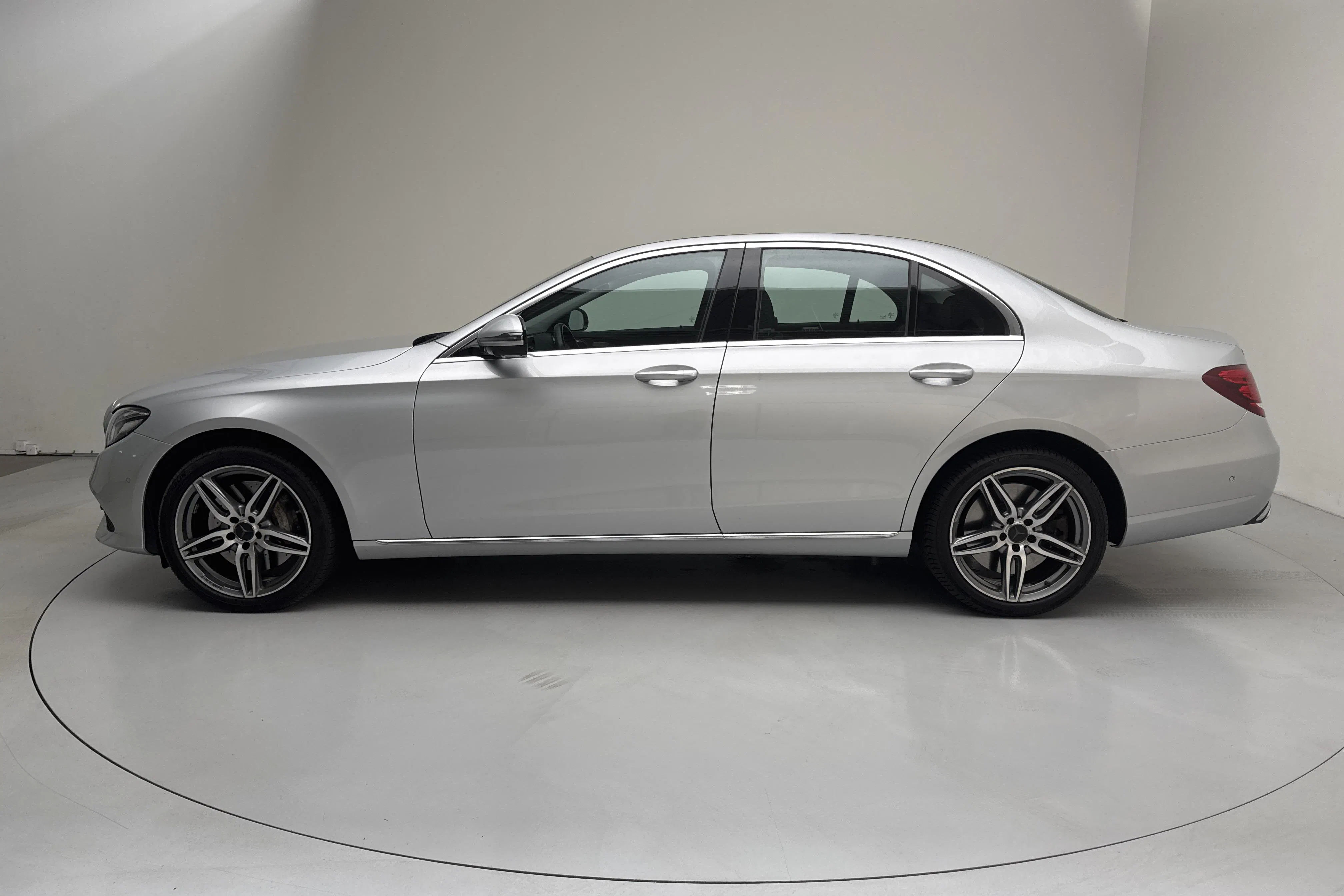 Presentationsfoto 2 av 18: Mercedes E 400 4MATIC Sedan W213 (333hk) - 18 474 mil - Automat - silver - 2017