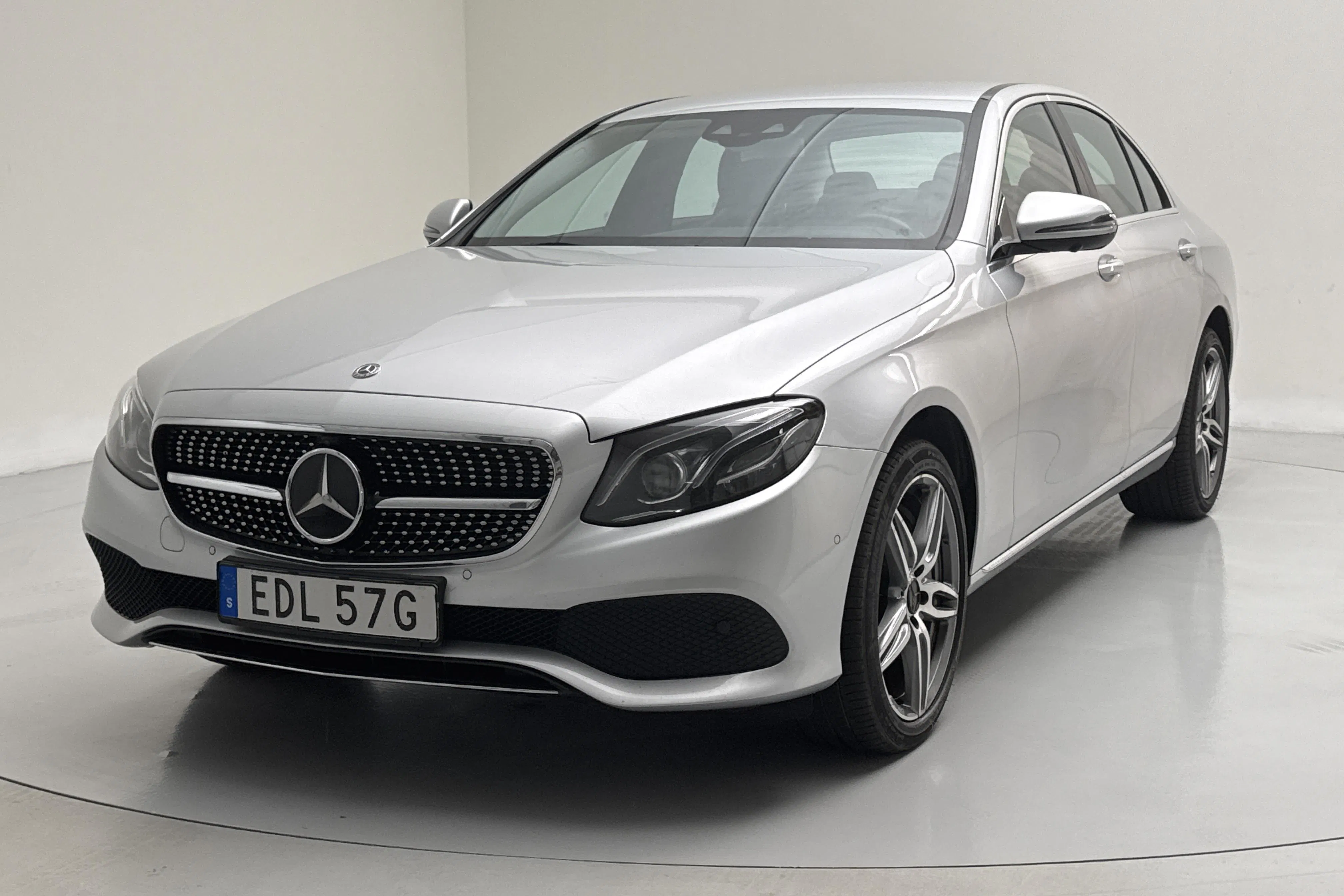 Presentationsfoto 1 av 18: Mercedes E 400 4MATIC Sedan W213 (333hk) - 18 474 mil - Automat - silver - 2017