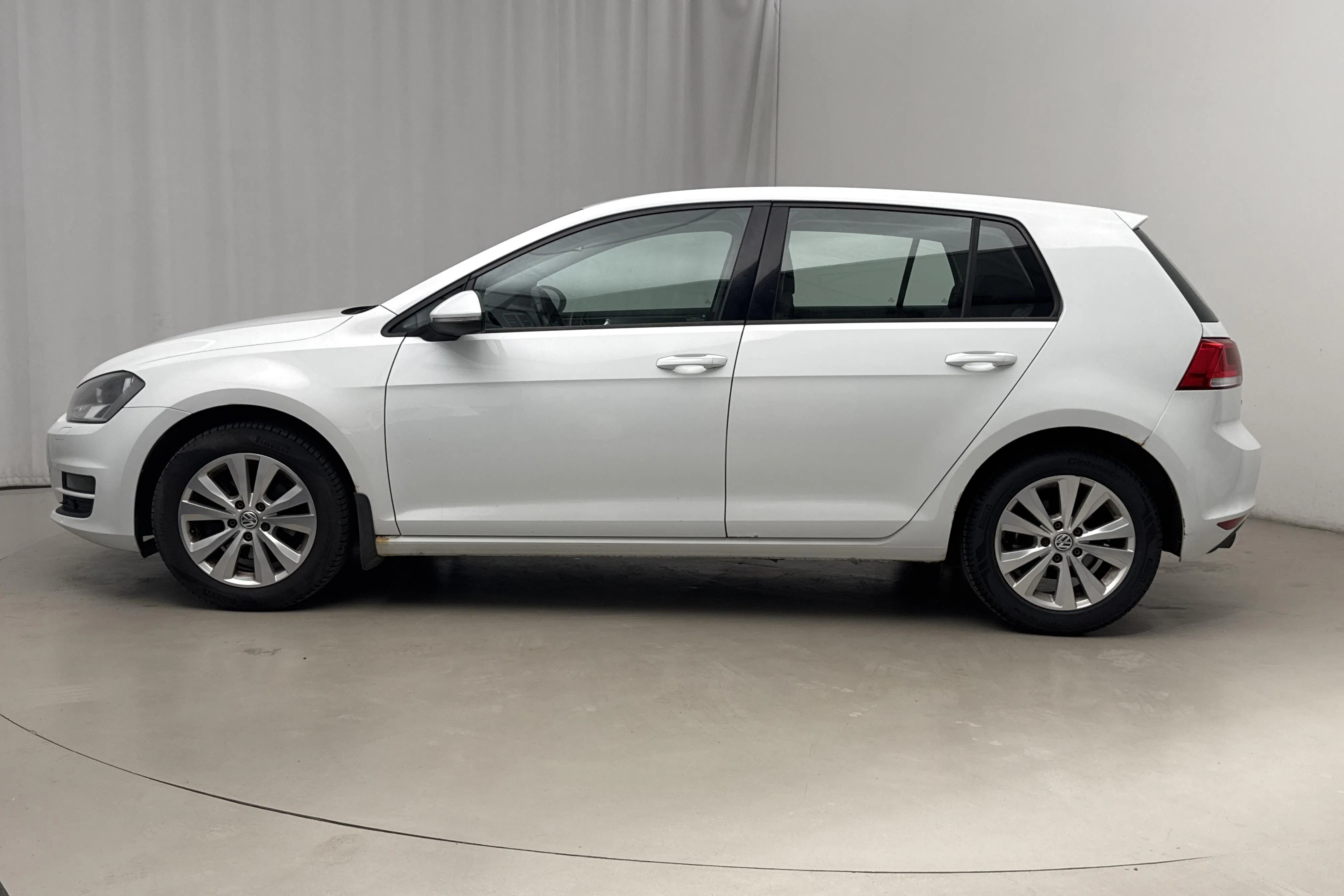 Presentation photo 2 of 13: VW Golf VII 1.4 TSI Multifuel 5dr (122hk) - 19 764 Scandinavian mile - Manual - white - 2014
