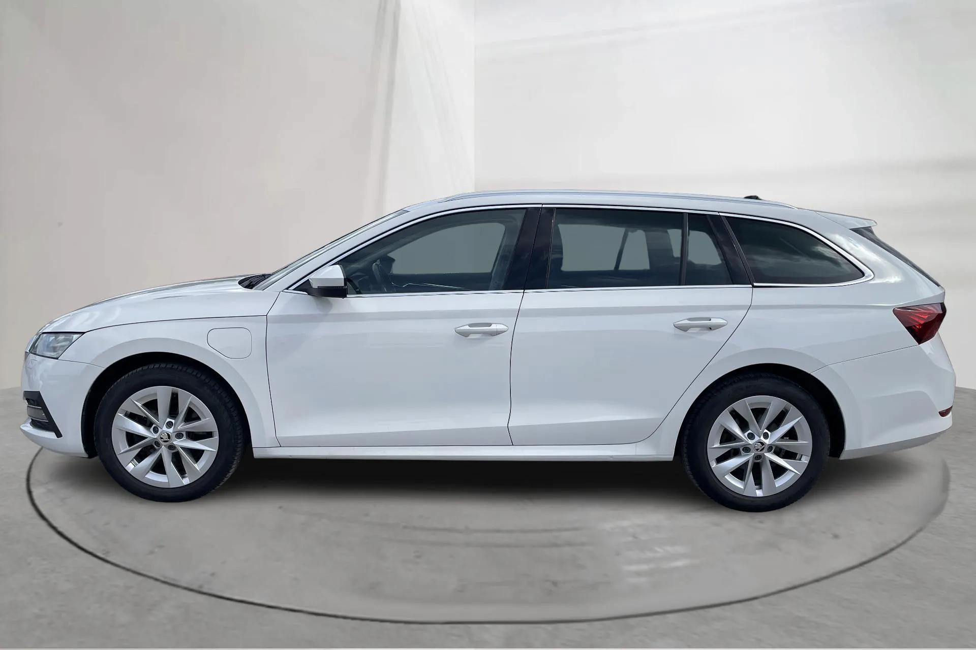 Presentation photo 2 of 18: Skoda Octavia 1.4 iV PHEV Combi (204hk) - 103 290 km - Automatic - white - 2022