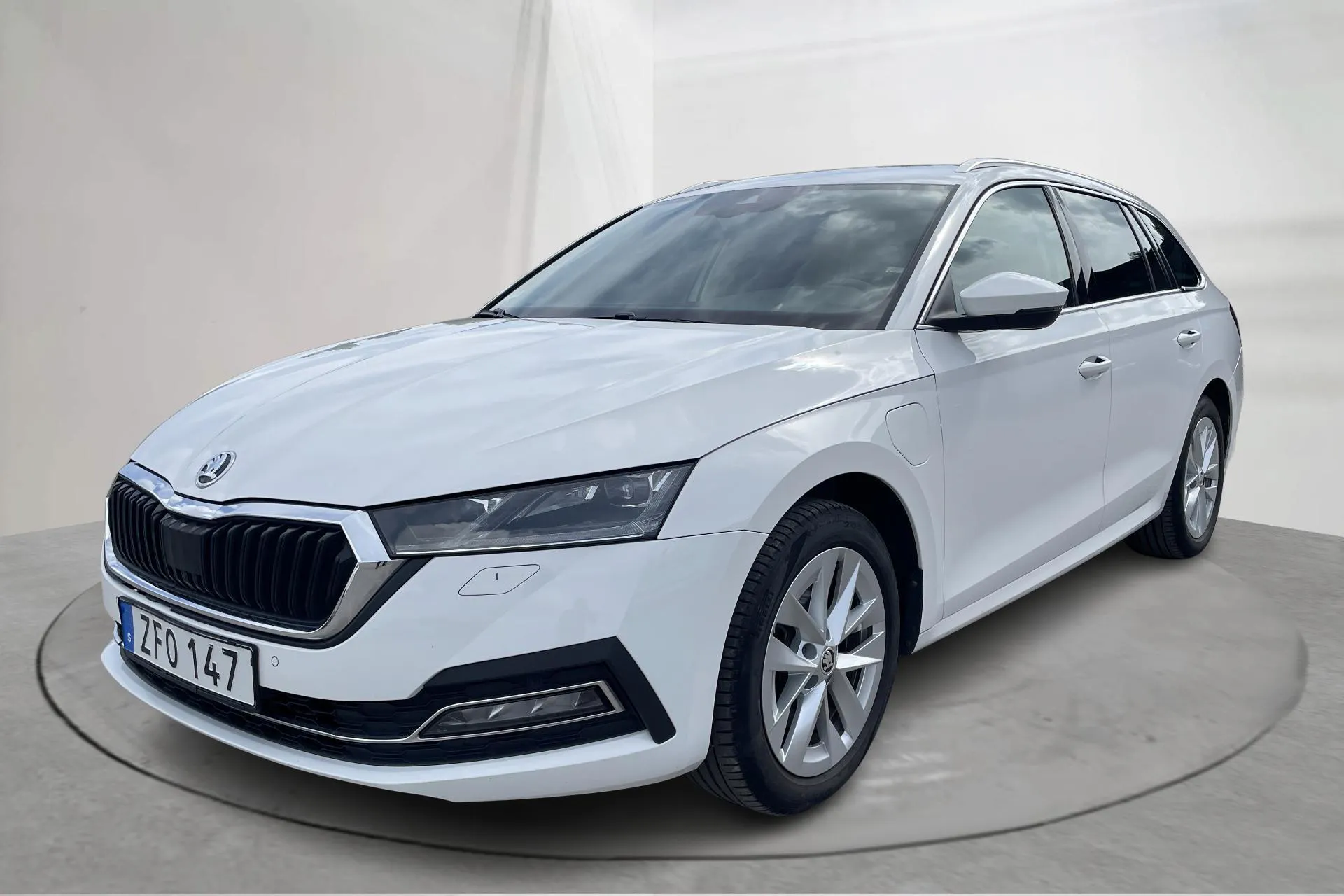 Presentation photo 1 of 18: Skoda Octavia 1.4 iV PHEV Combi (204hk) - 103 290 km - Automatic - white - 2022