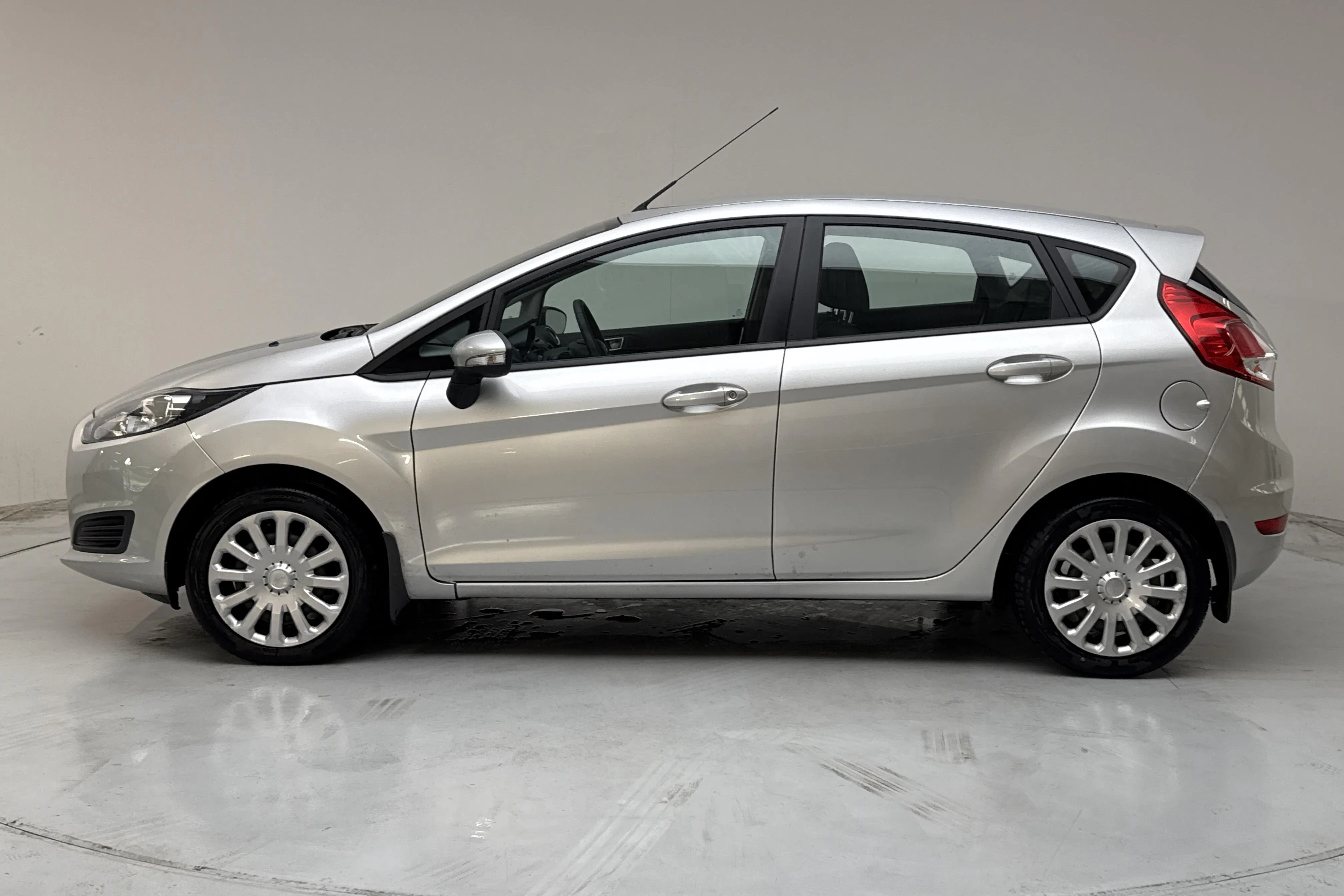 Presentation photo 2 of 12: Ford Fiesta 1.25 5dr (82hk) - 147 020 km - Manual - gray - 2013