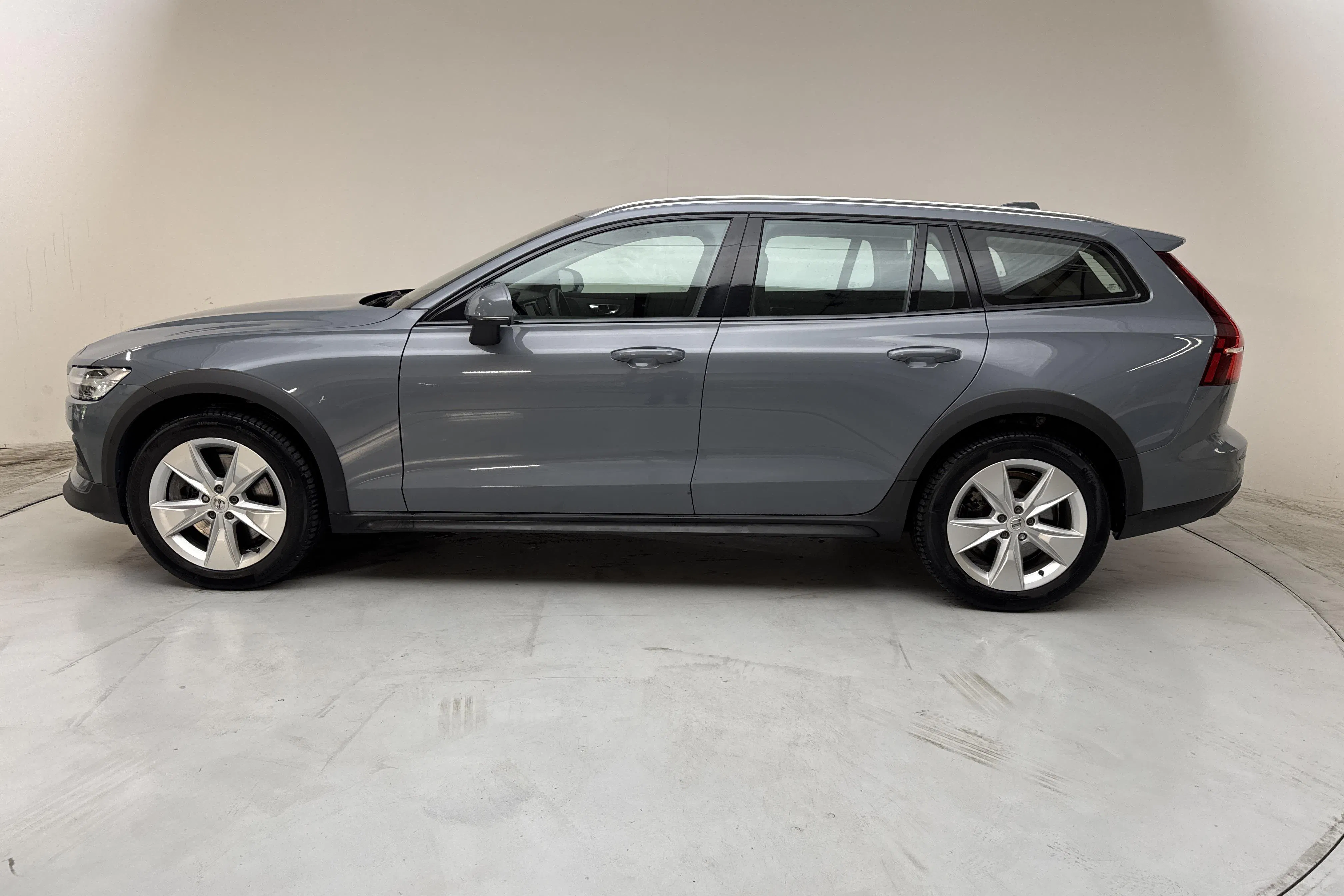 Presentation photo 2 of 15: Volvo V60 B4 Cross Country AWD Mildhybrid, Diesel (197hk) - 75 740 km - Automatic - gray - 2024